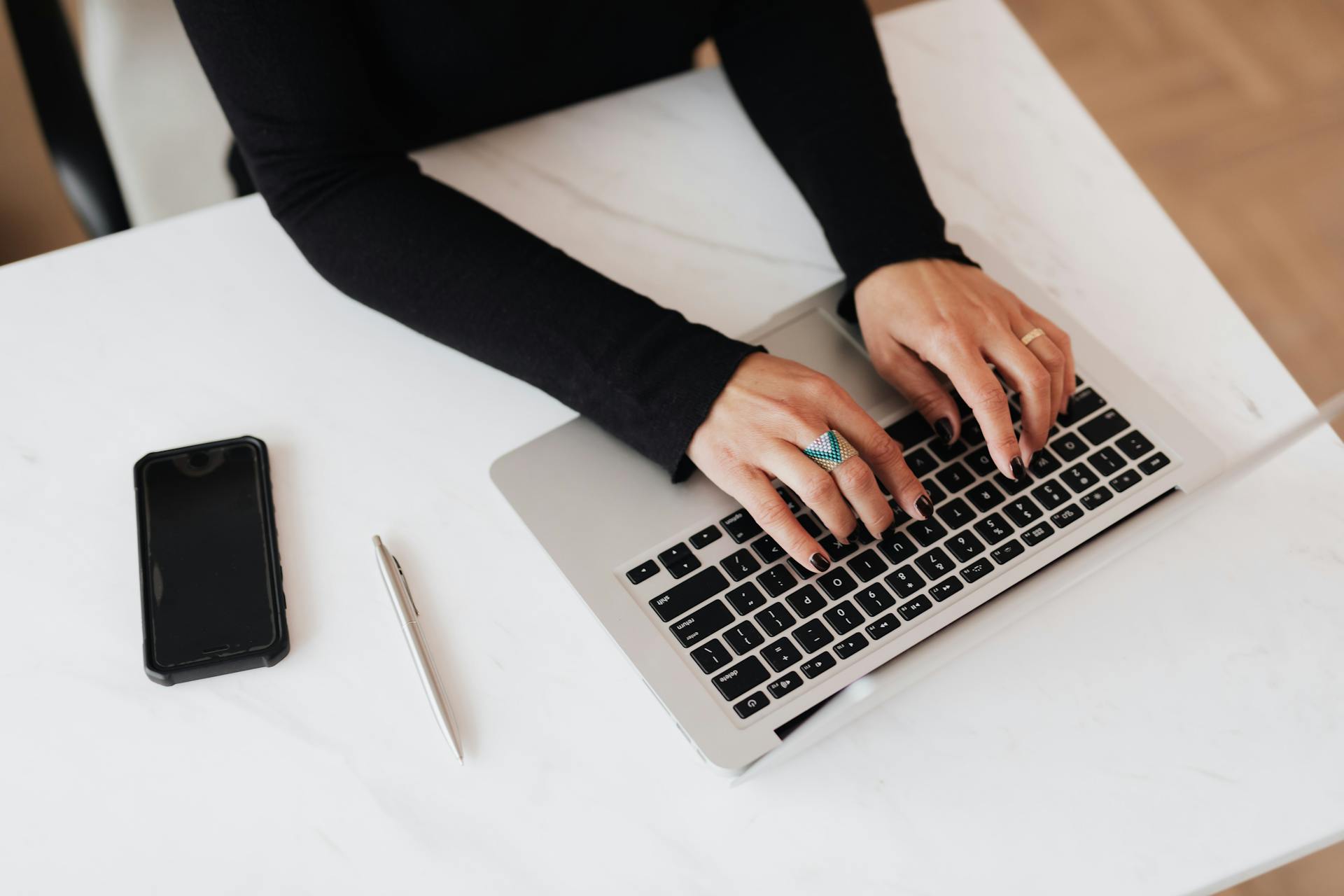 Una mujer trabajando en una oficina | Fuente: Pexels
