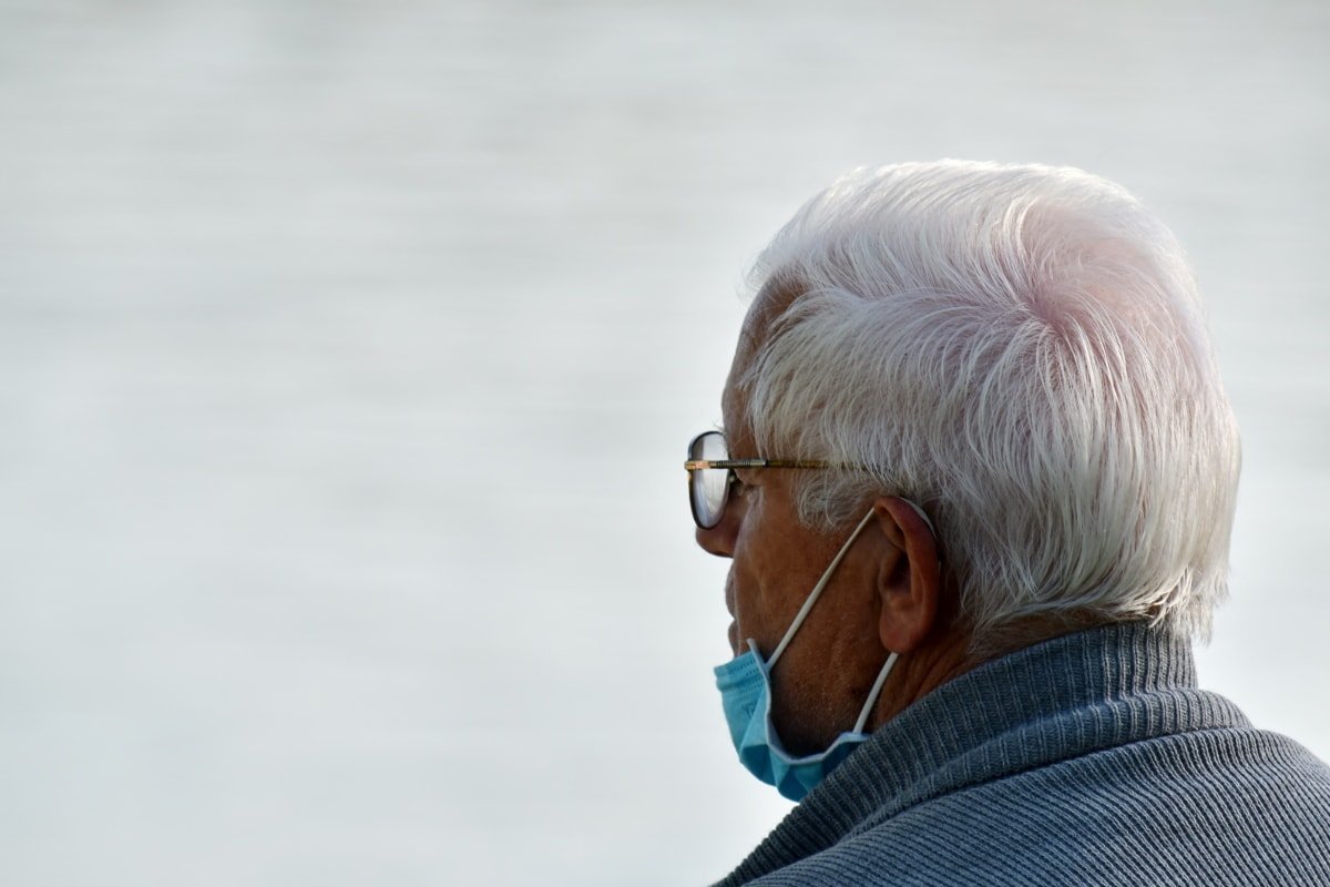 Hombre mayor usando una mascarilla. | Foto: Pixnio