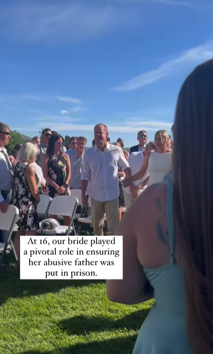 Ivy Jacobsen el día de su boda, escoltada por uno de los 15 hombres que la acompañaron al altar, 21 de julio de 2023 | Foto: Instagram/srofficerivy