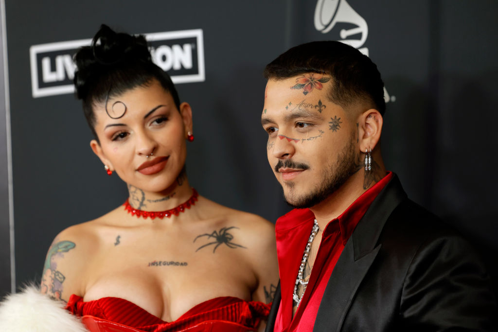 Cazzu y Christian Nodal asisten a la Gala Persona del Año 2022 de la Academia Latina de la Grabación en honor a Marco Antonio Solís en el Michelob ULTRA Arena el 16 de noviembre de 2022 en Las Vegas, Nevada. | Fuente: Getty Images
