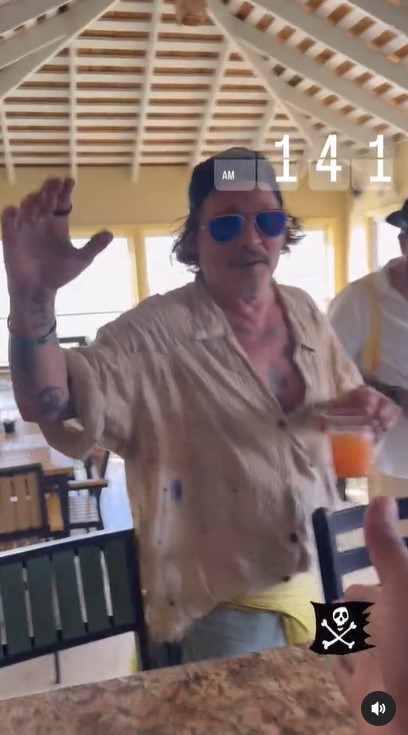 Johnny Depp en Lorraine's Cafe & High Tide en Exuma, Bahamas, publicado el 30 de agosto de 2024 | Fuente: Instagram/killerbartender