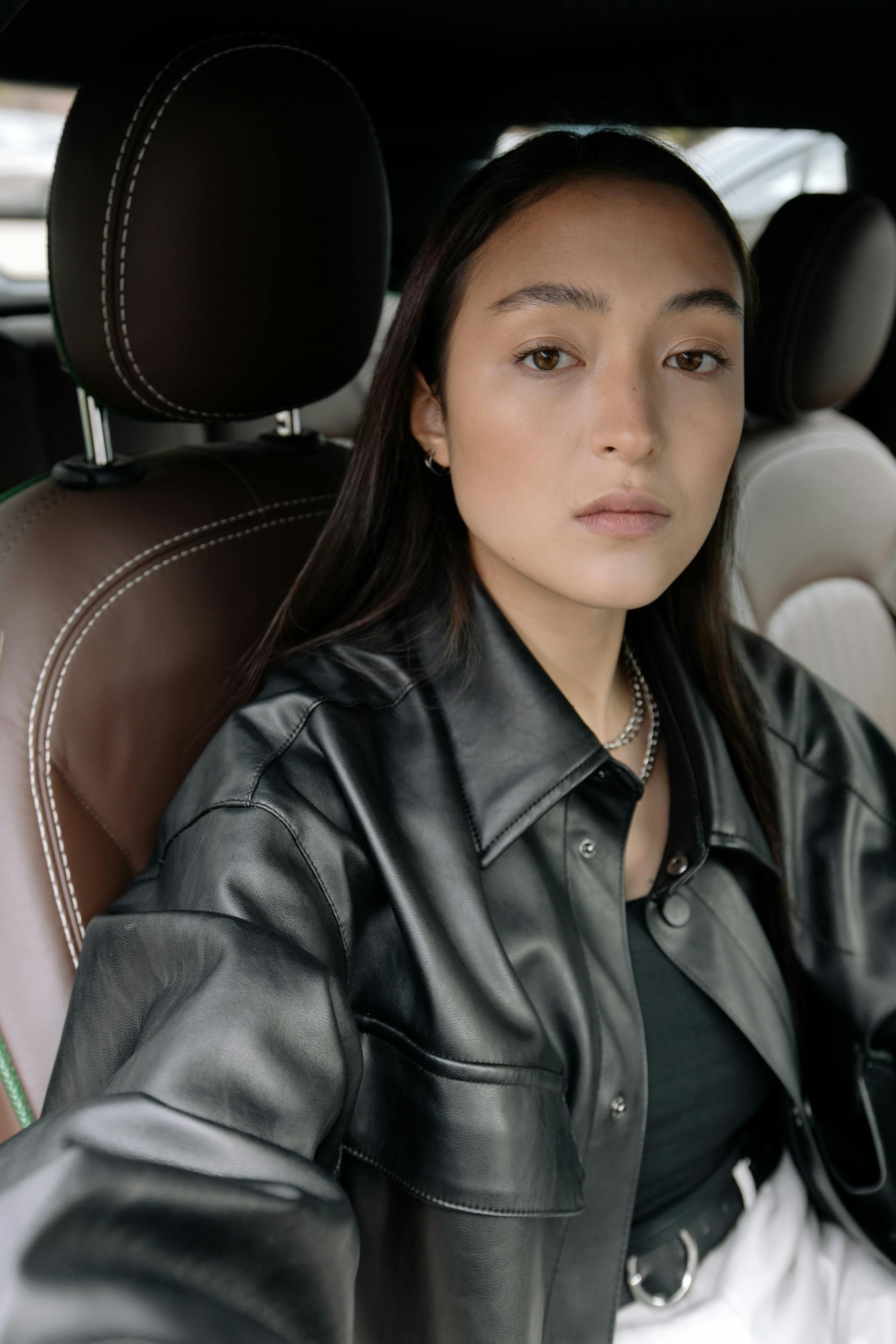 Una mujer alterada en un automóvil | Fuente: Pexels