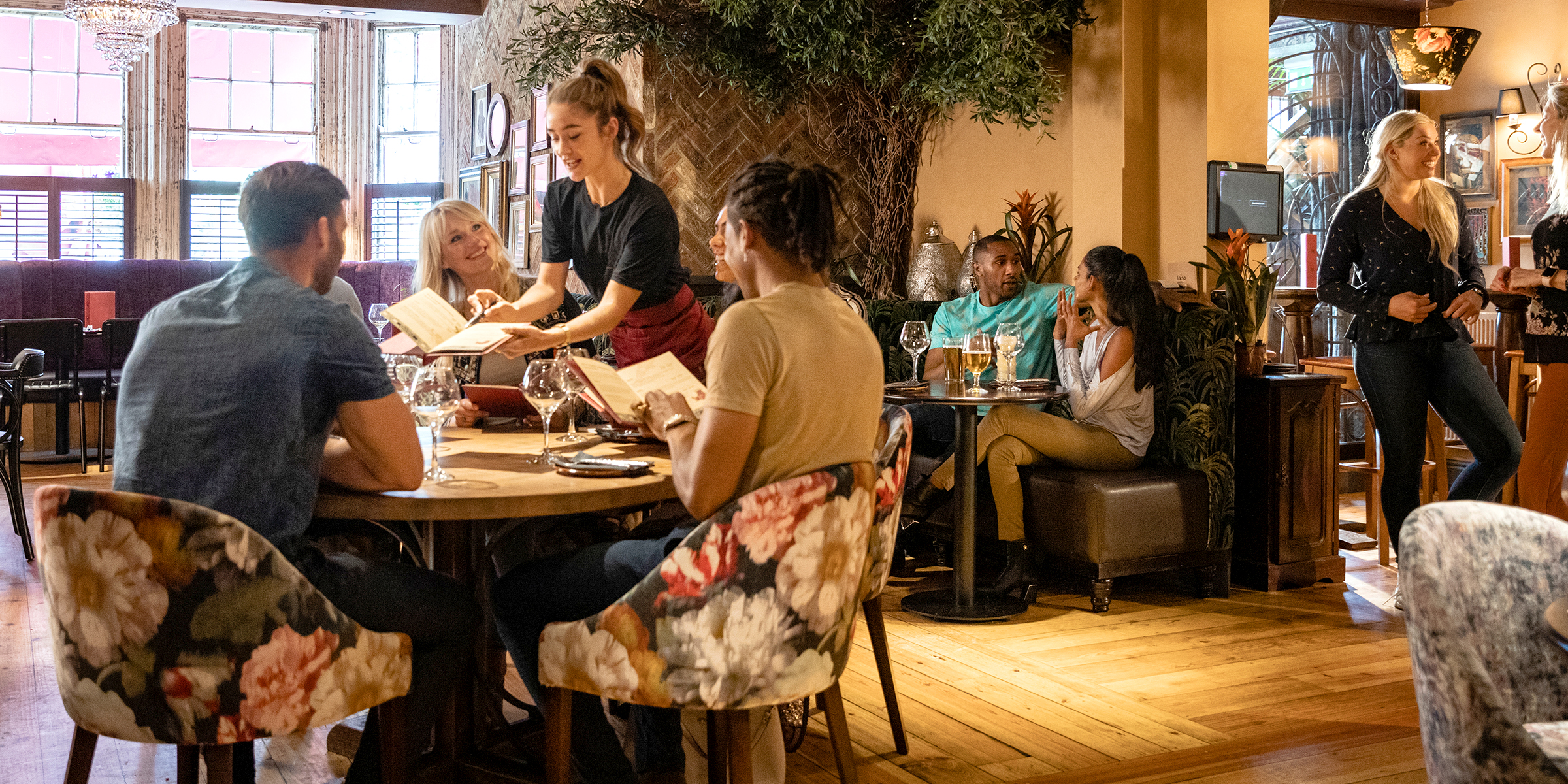Gente en un restaurante | Fuente: Shutterstock