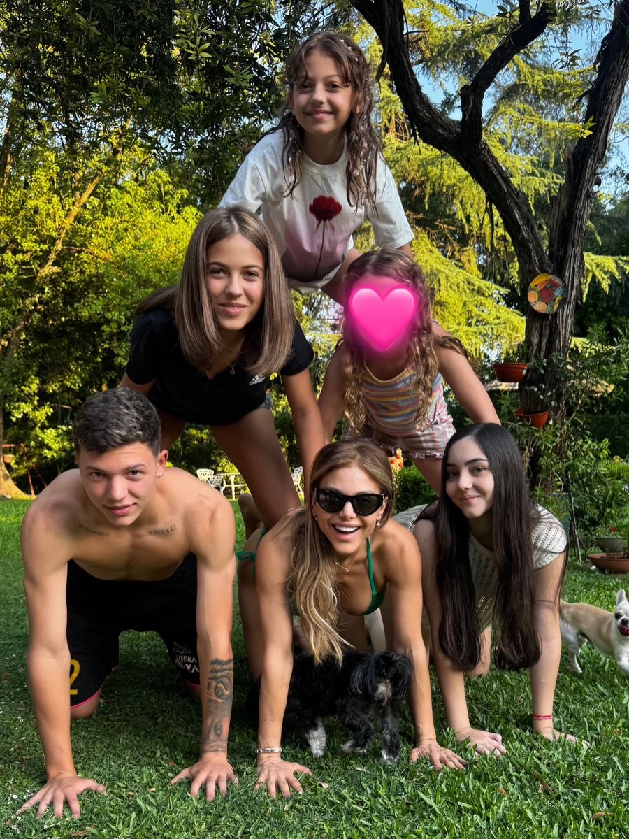 Evangelina Anderson junto a sus hijos Bastián, Lola y Emma, acompañados por la novia de su hijo, Tiziana Aranda | Fuente: Instagram/evangelinaanderson