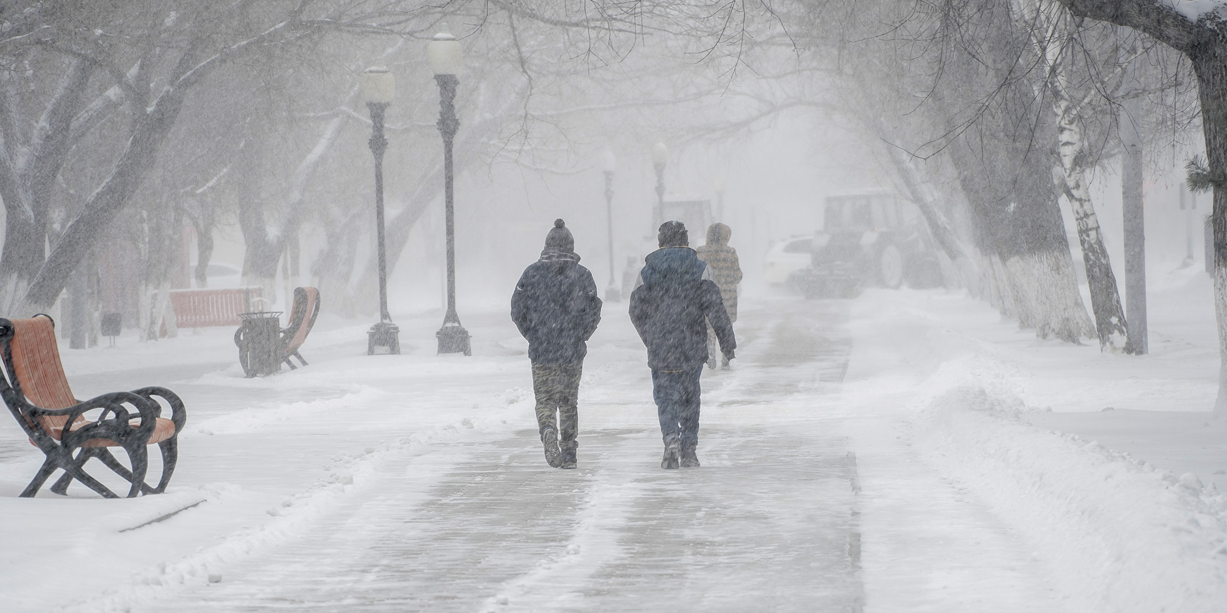 Dos personas en la nieve | Fuente: Shutterstock