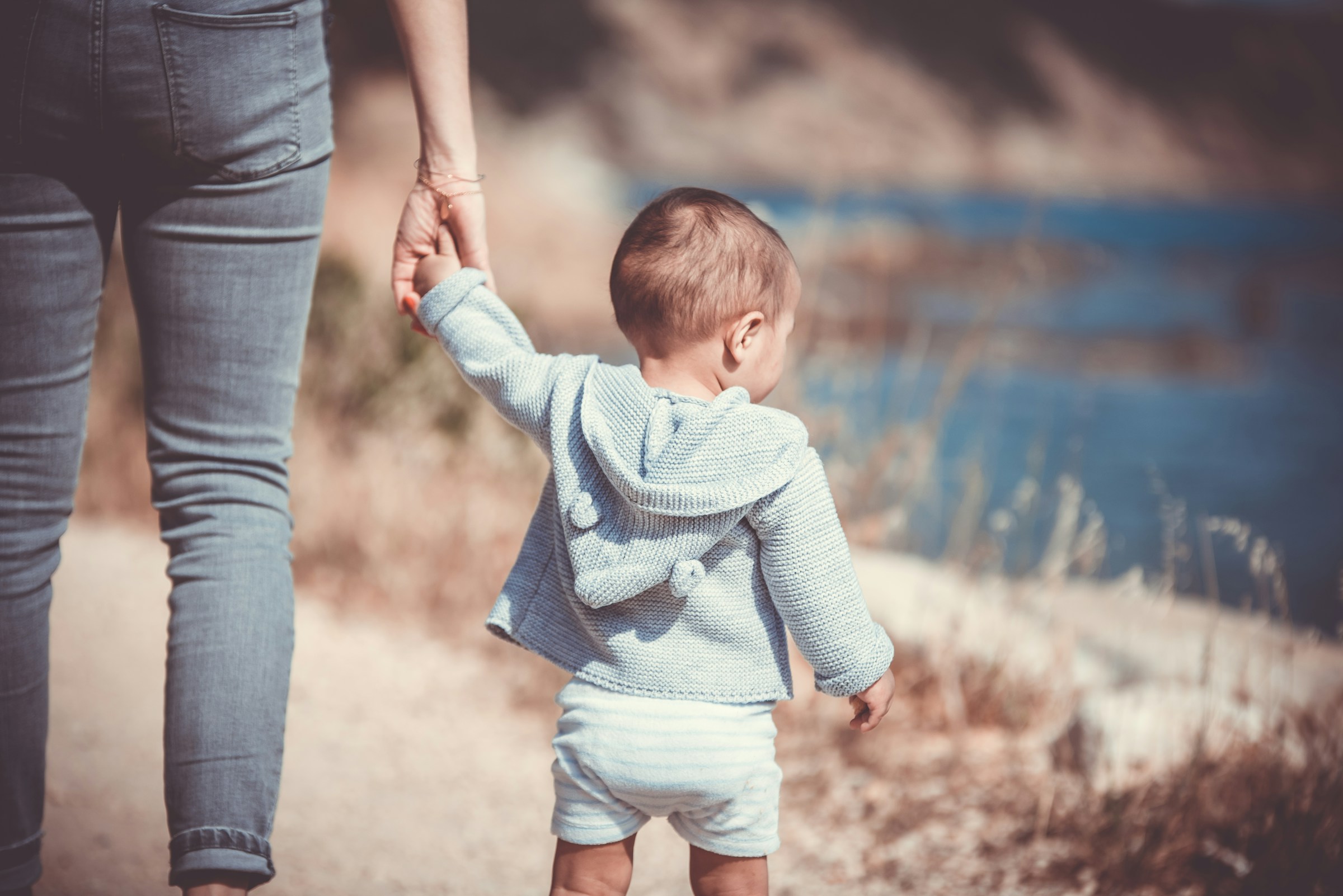 Mujer de la mano a un niño | Foto: Unsplash