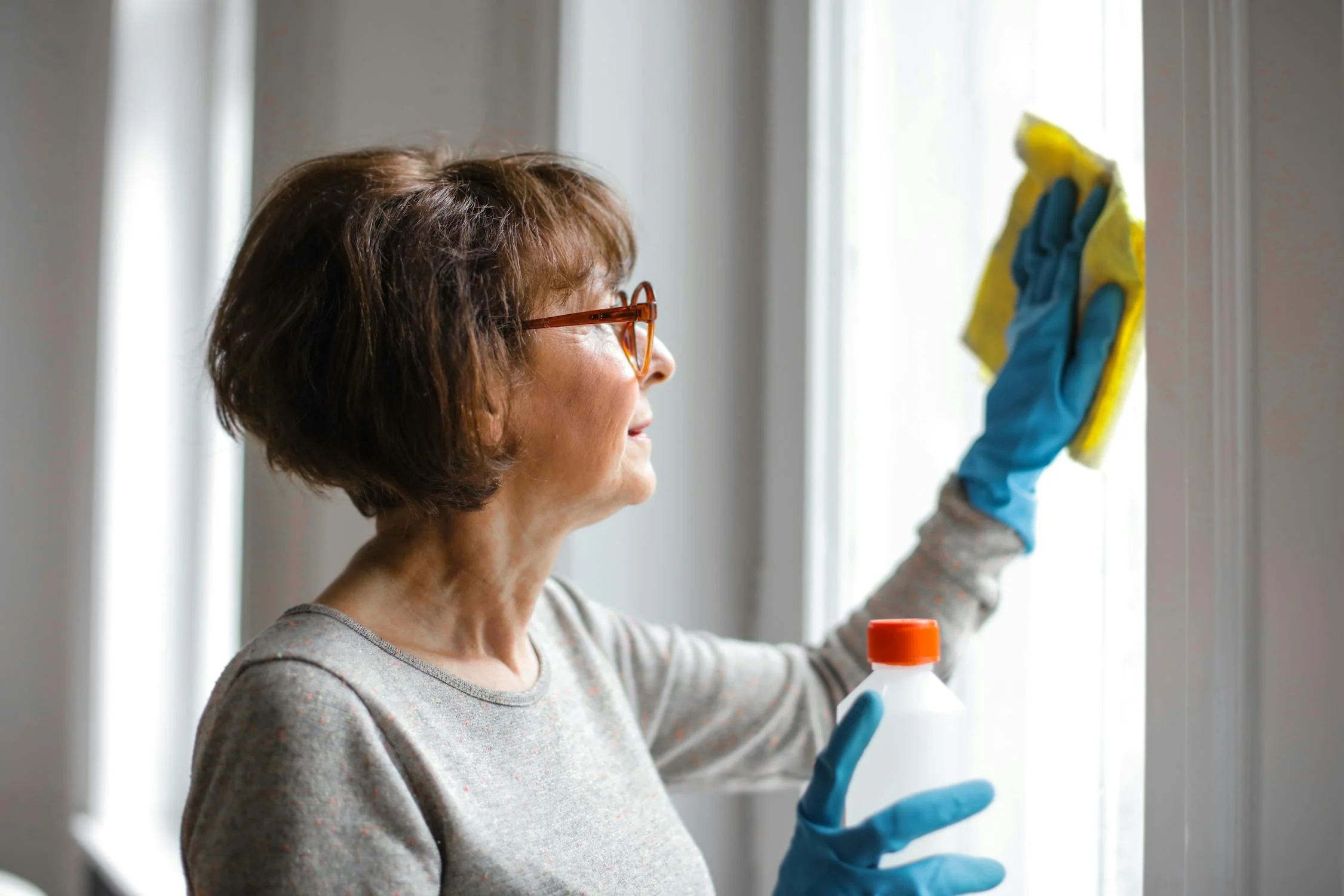 Una mujer limpiando una ventana | Fuente: Pexels