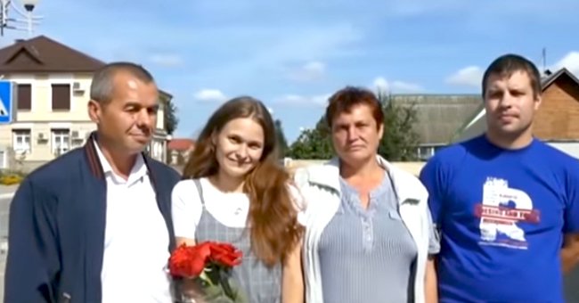 Familia Biológica de Yulia reunida de nuevo. | Foto: YouTube.com/СЕГОДНЯ
