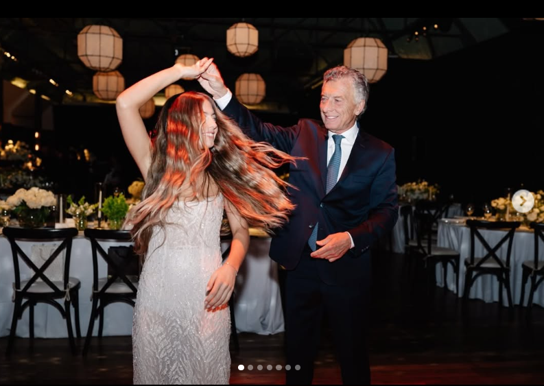 Mauricio Macri hace girar con una amplia sonrisa a Antonia Macri en medio de la pista de baile. La quinceañera deslumbra con su vestido claro bordado mientras su cabello suelto ondea con el movimiento, en un alegre momento padre e hija rodeados por las mesas del salón y las lámparas colgantes de seda. | Fuente: Instagram/mauriciomacri