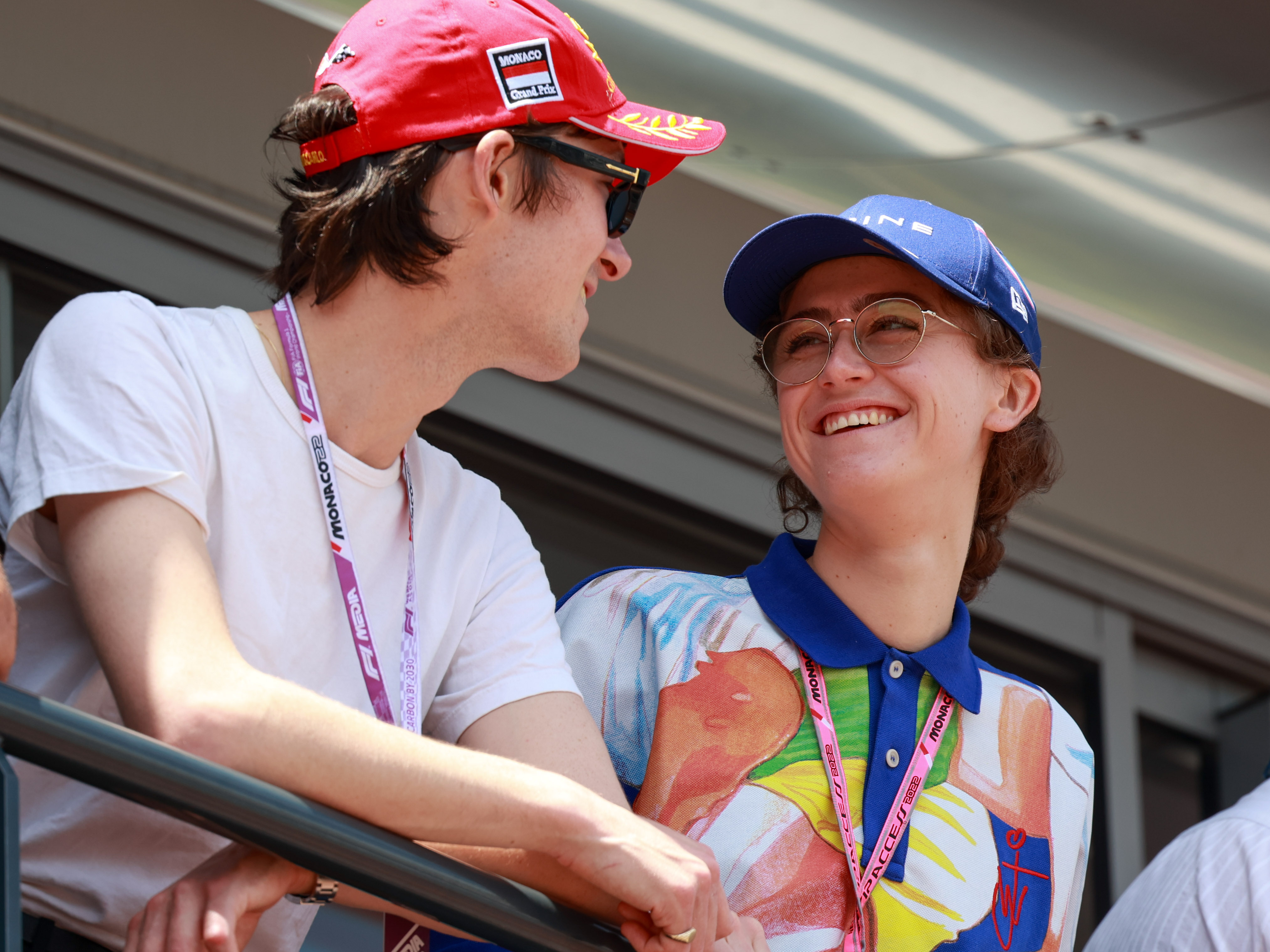 Sam Hine y Ella Emhoff asisten a la ronda de clasificación previa al Gran Premio de F1 de Mónaco el 28 de mayo de 2022, en Monte-Carlo, Mónaco. | Fuente: Getty Images