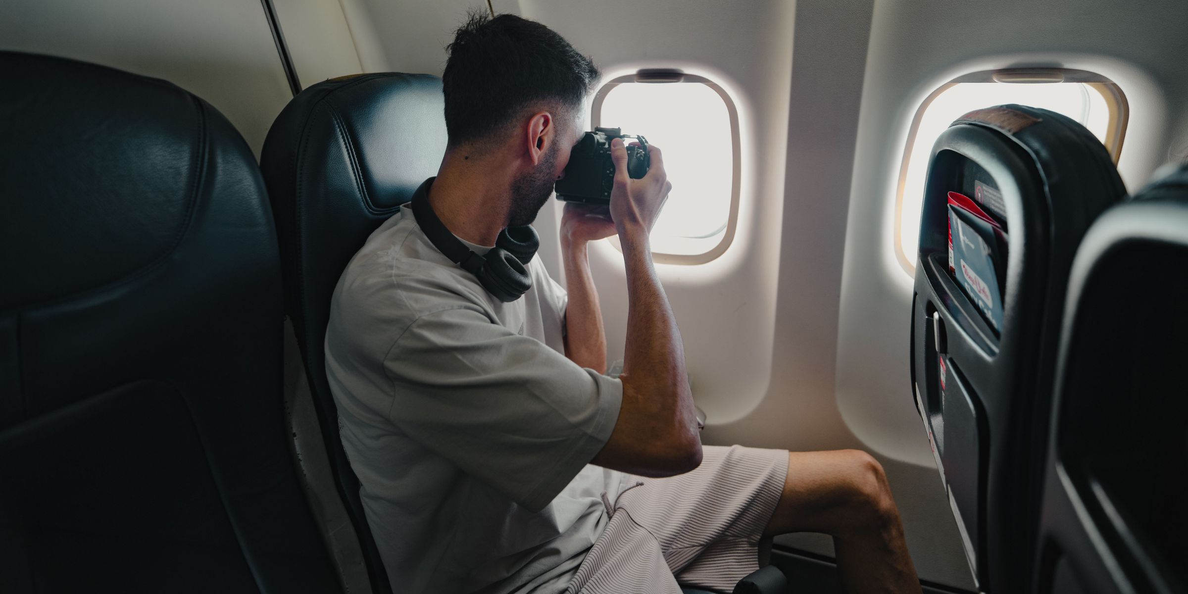 Un hombre sacando fotos desde un avión | Fuente: Pexels