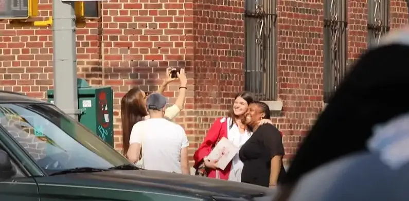 Katie Holmes fotografiando a su hija el día de su graduación. | Fuente: YouTube/ Page Six