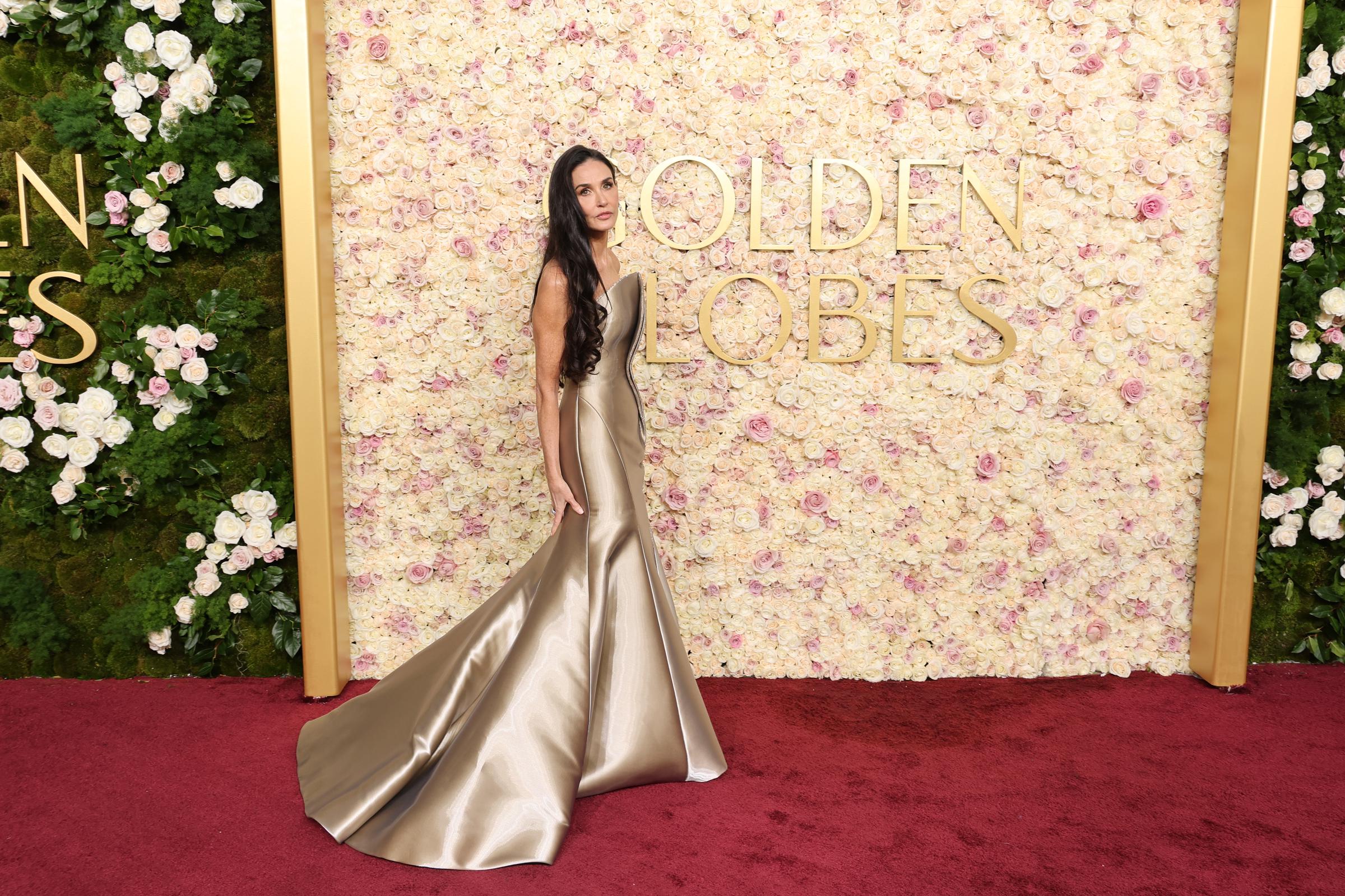 Demi Moore delante de un telón de fondo de los Globos de Oro. | Fuente: Getty Images