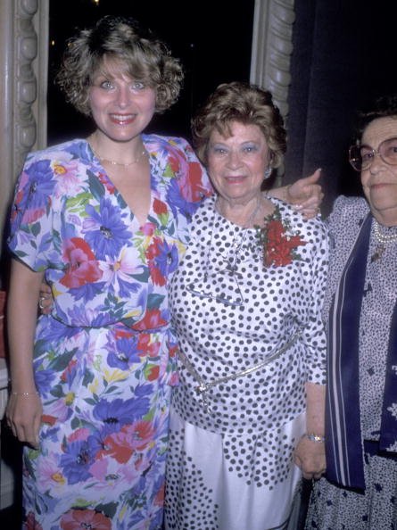 Roslyn Kind y Diana Rosen en el evento benéfico del Fondo Nacional Judío, el 10 de septiembre de 1989 en Beverly Hills, California. | Foto: Getty Images