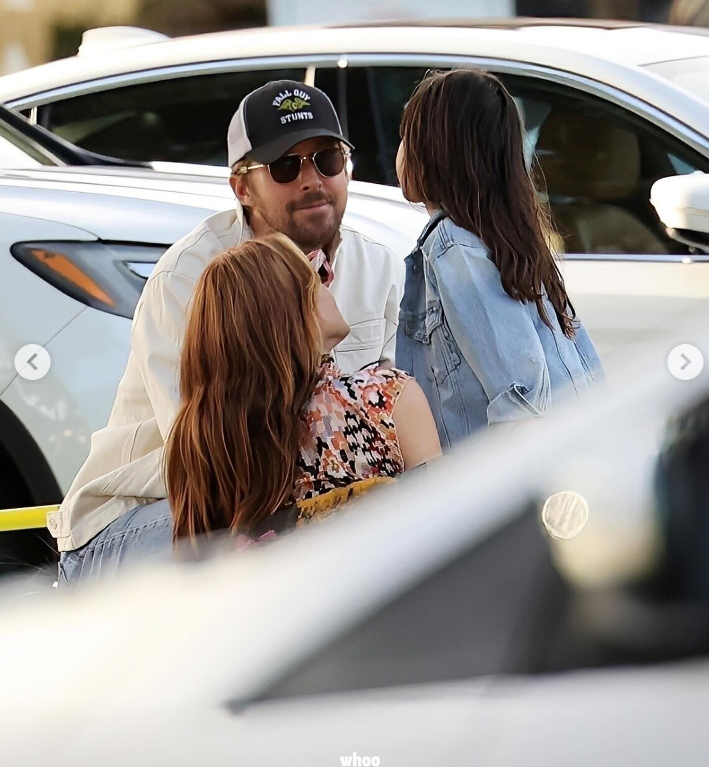 Ryan Gosling, Eva Mendes y su hija, de un post fechado el 29 de enero de 2024 | Foto: Instagram/whoopsee.it