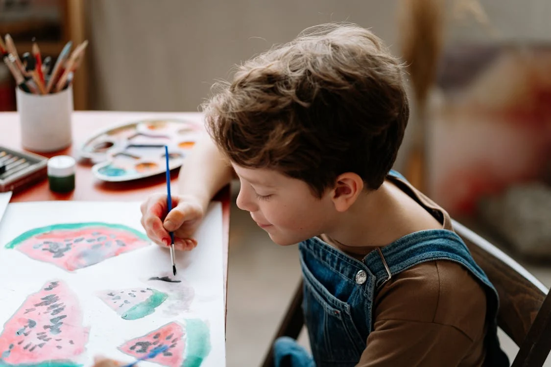 Un niño dibujando | Fuente: Pexels