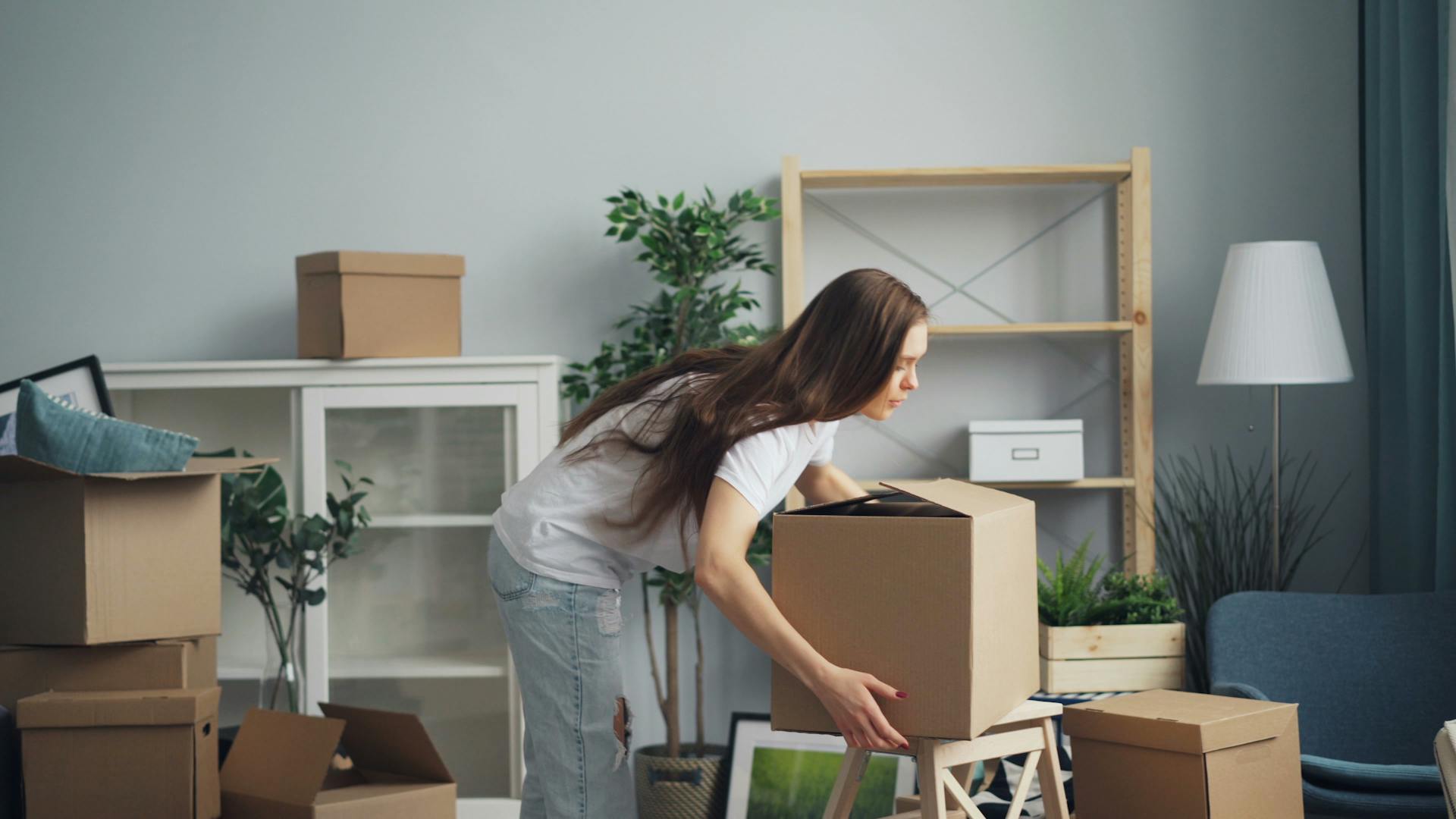 Una mujer moviendo cajas | Fuente: Pexels