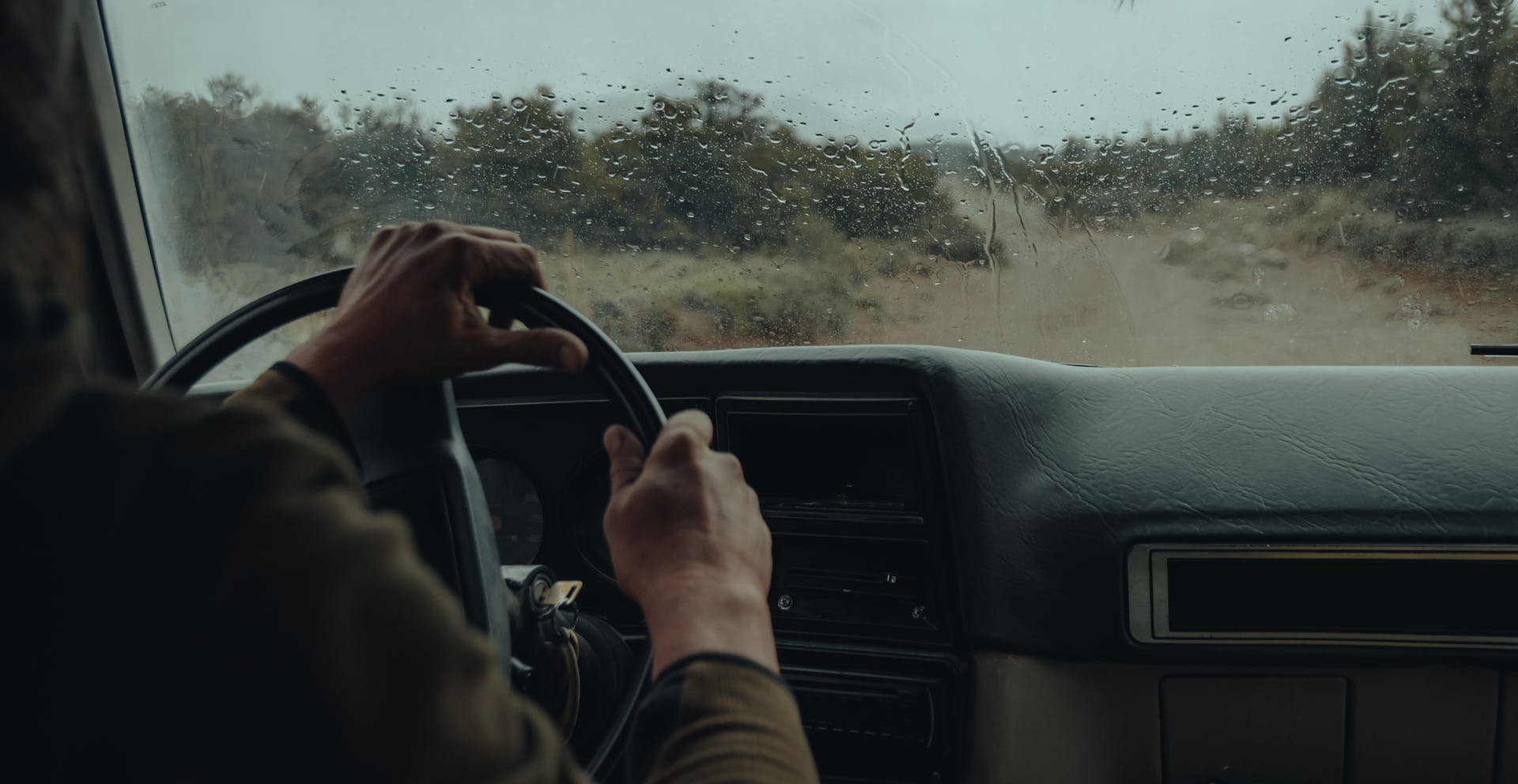 Un hombre conduciendo un auto en un día lluvioso | Fuente: Pexels