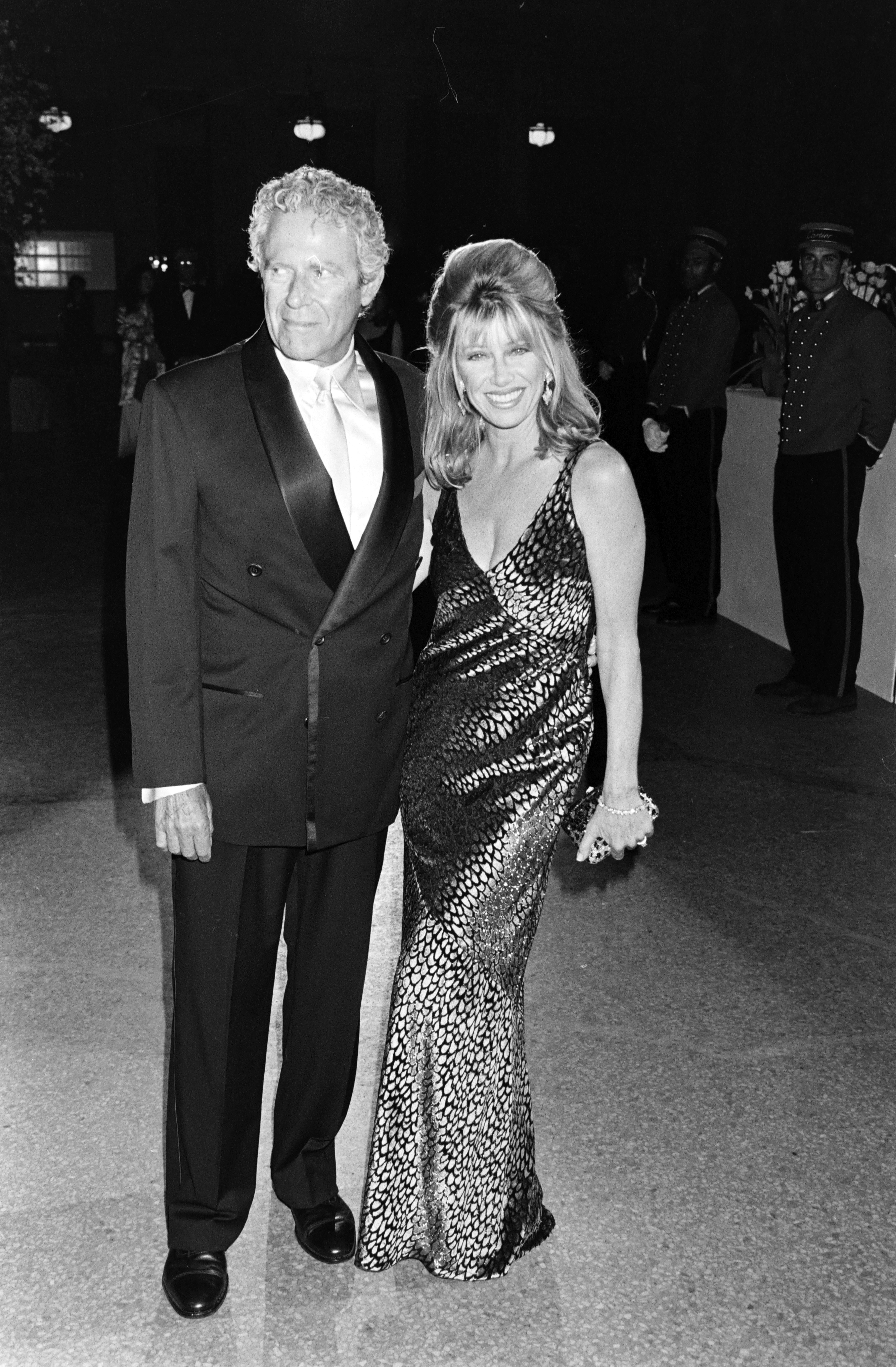 Suzanne Somers y Alan Hamel en la Gala del 150º Aniversario de Cartier en Nueva York, el 31 de marzo de 1997. | Foto: Getty Images