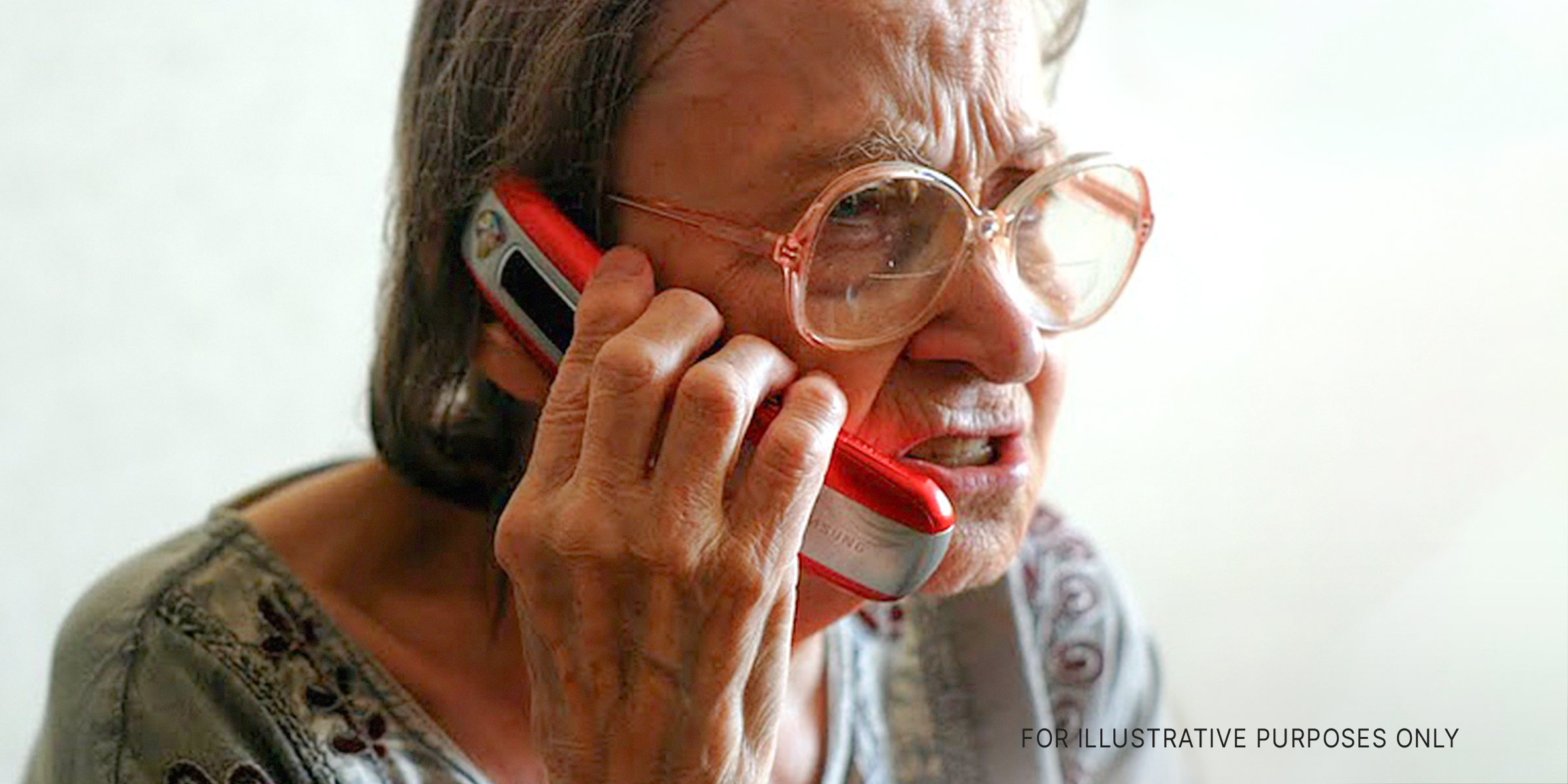 Una anciana hablando por teléfono. | Foto: Flickr.com/borosjuli (CC BY 2.0)