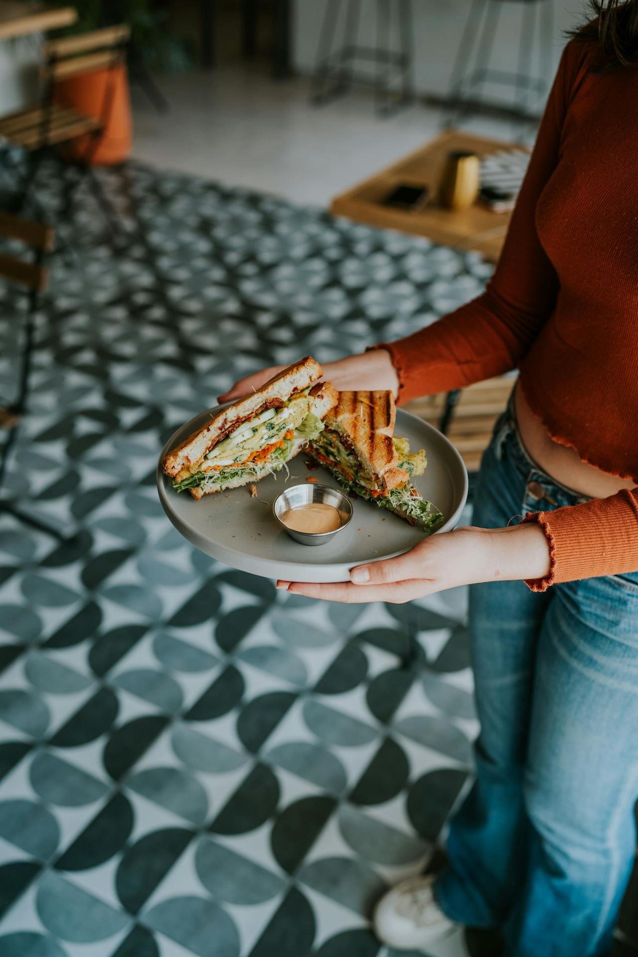 Una mujer sosteniendo un plato de bocadillos | Fuente: Pexels
