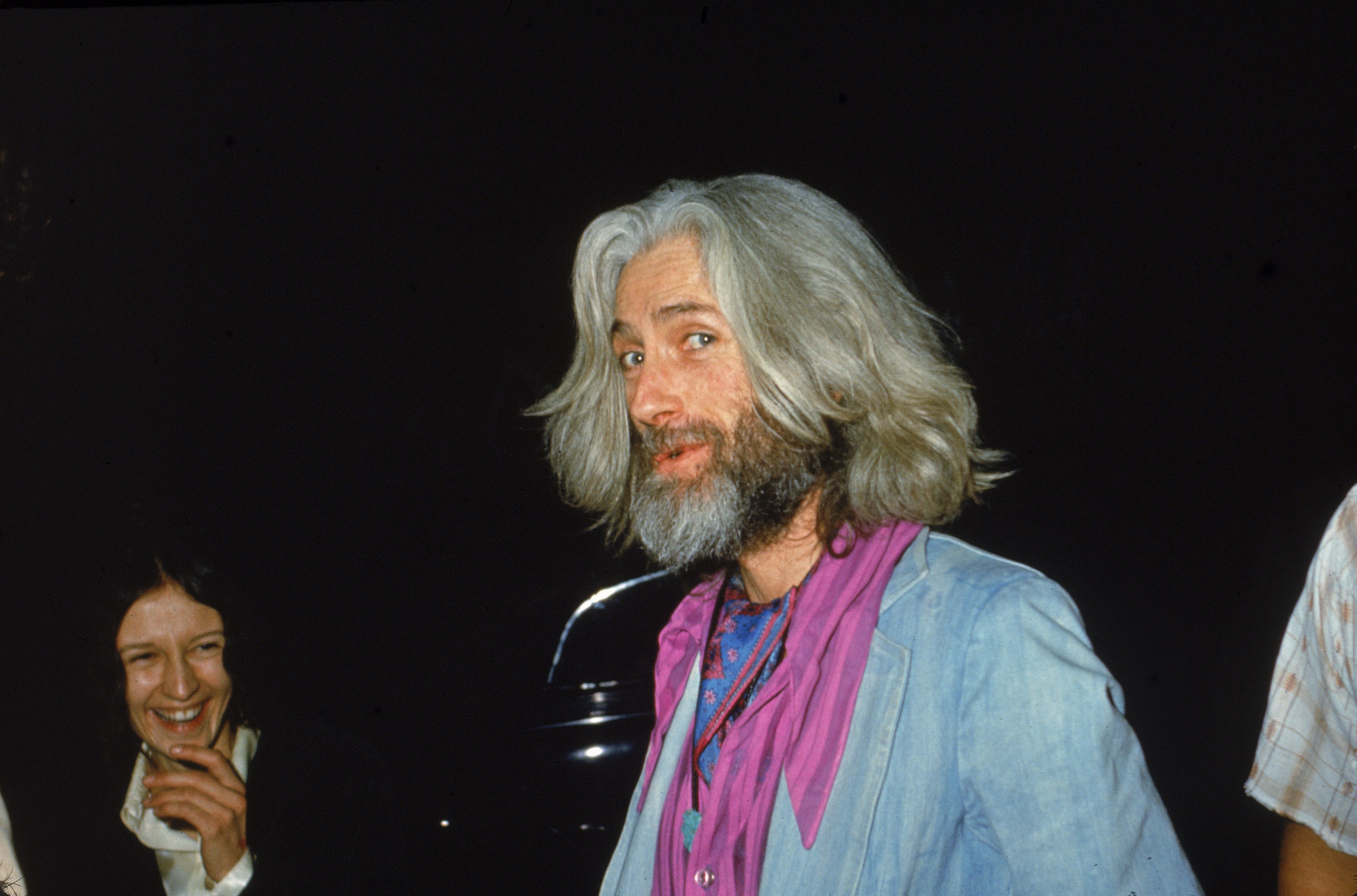 Ildiko Jaid Mako y John Drew Barrymore en un concierto de David Carradine y Barbara Hershey Seagull en West Hollywood, California, el 1 de diciembre de 1973. | Foto: Getty Images