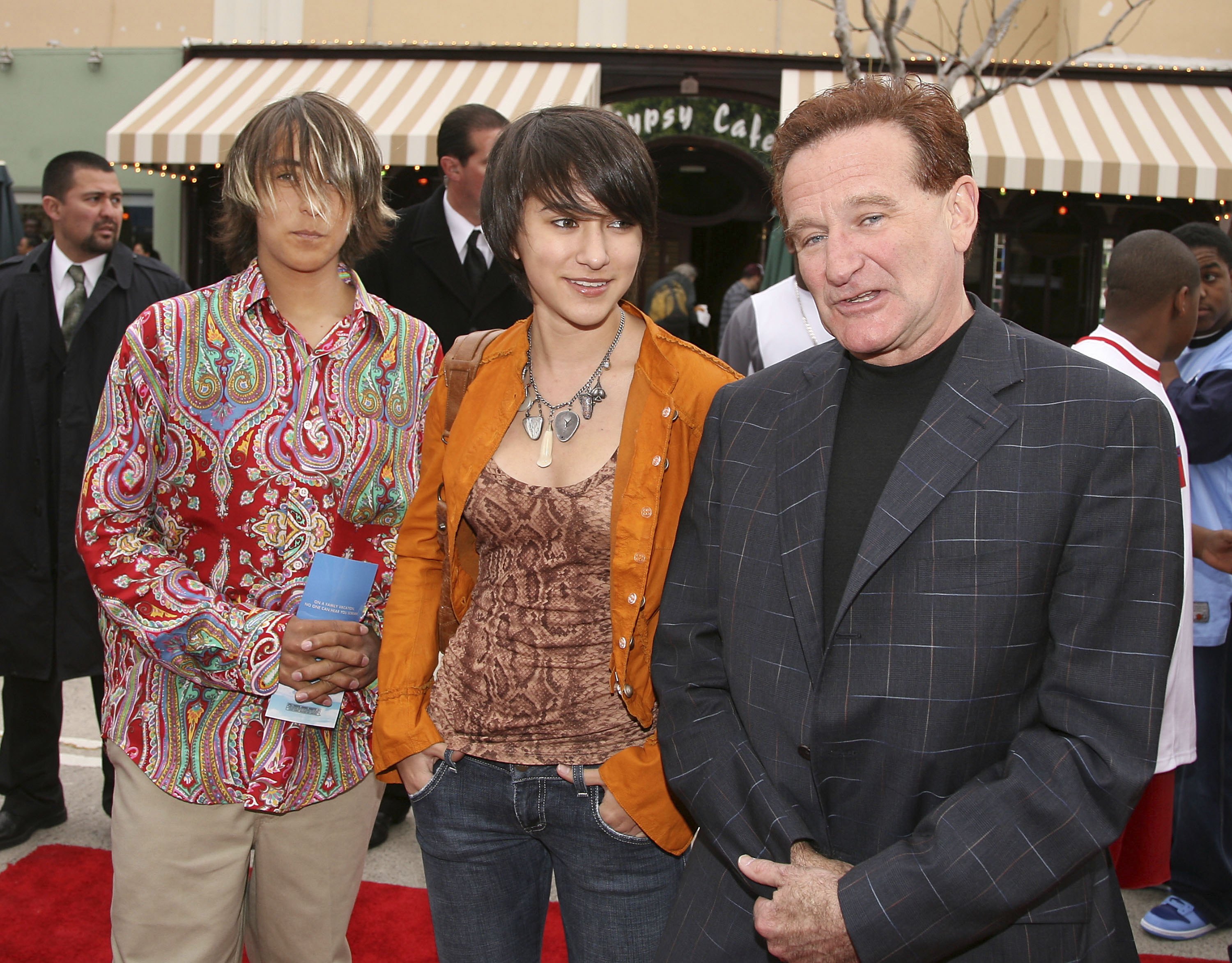 Cody, Zelda y Robin Williams posan en el estreno de "RV" el 23 de abril de 2006, en Los Ángeles, California | Foto: Getty Images