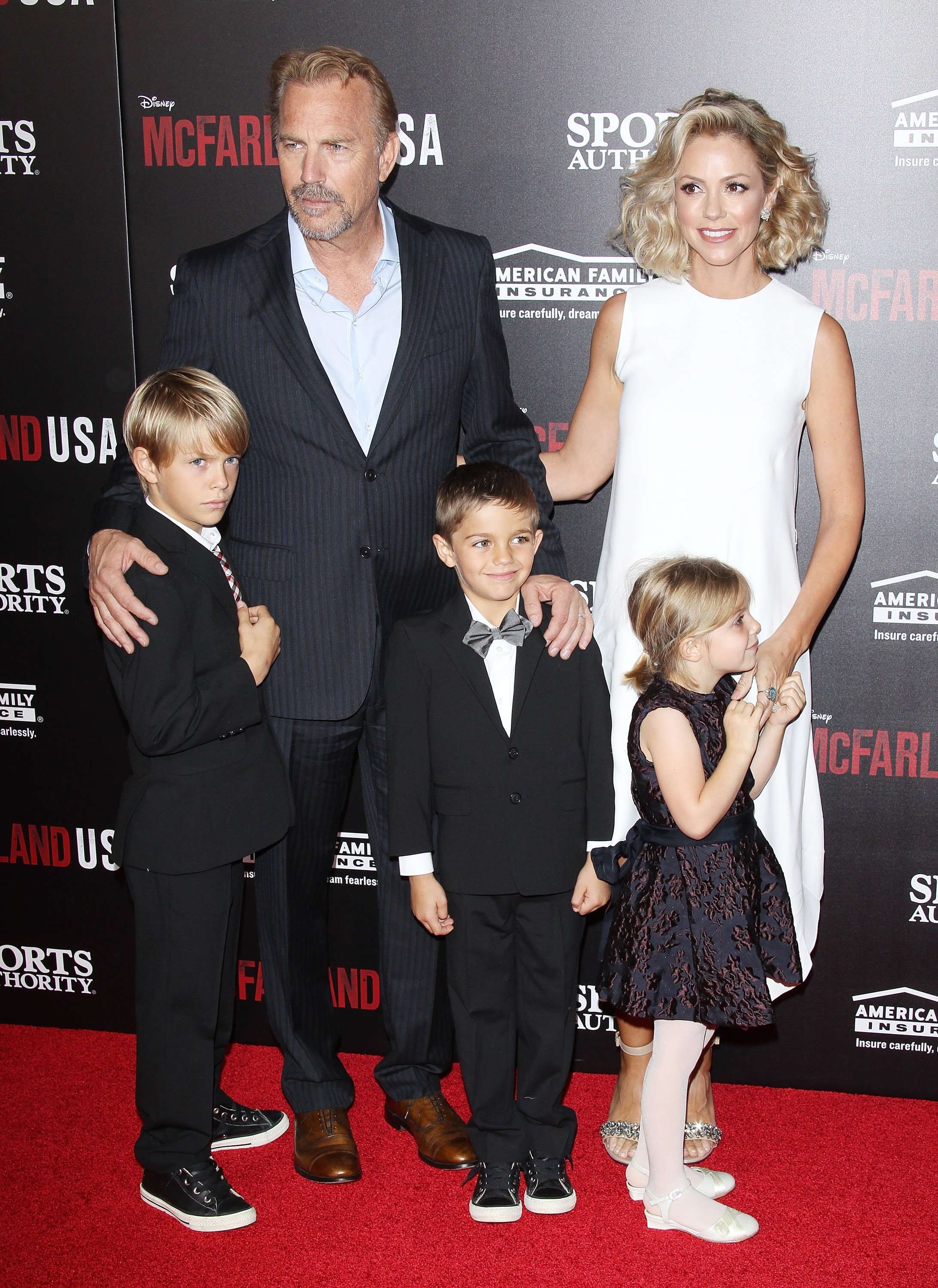 Kevin Costner y su familia llegan al estreno mundial de "McFarland, USA" celebrado en el Teatro El Capitán el 9 de febrero de 2015 en Hollywood, California. | Foto: Getty Images