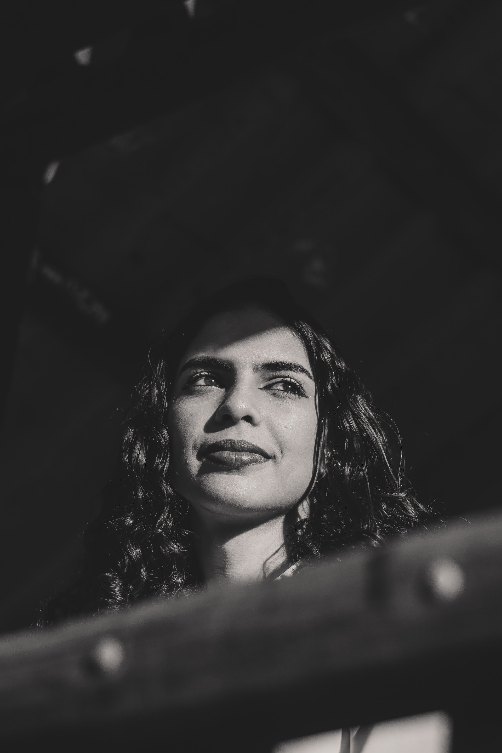 Una mujer sonriendo mientras mira algo | Foto: Pexels