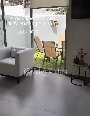 Unas sillas y una mesa se observan en el patio de Valeria Márquez. | Fuente: TikTok/Valeria&Vivian.