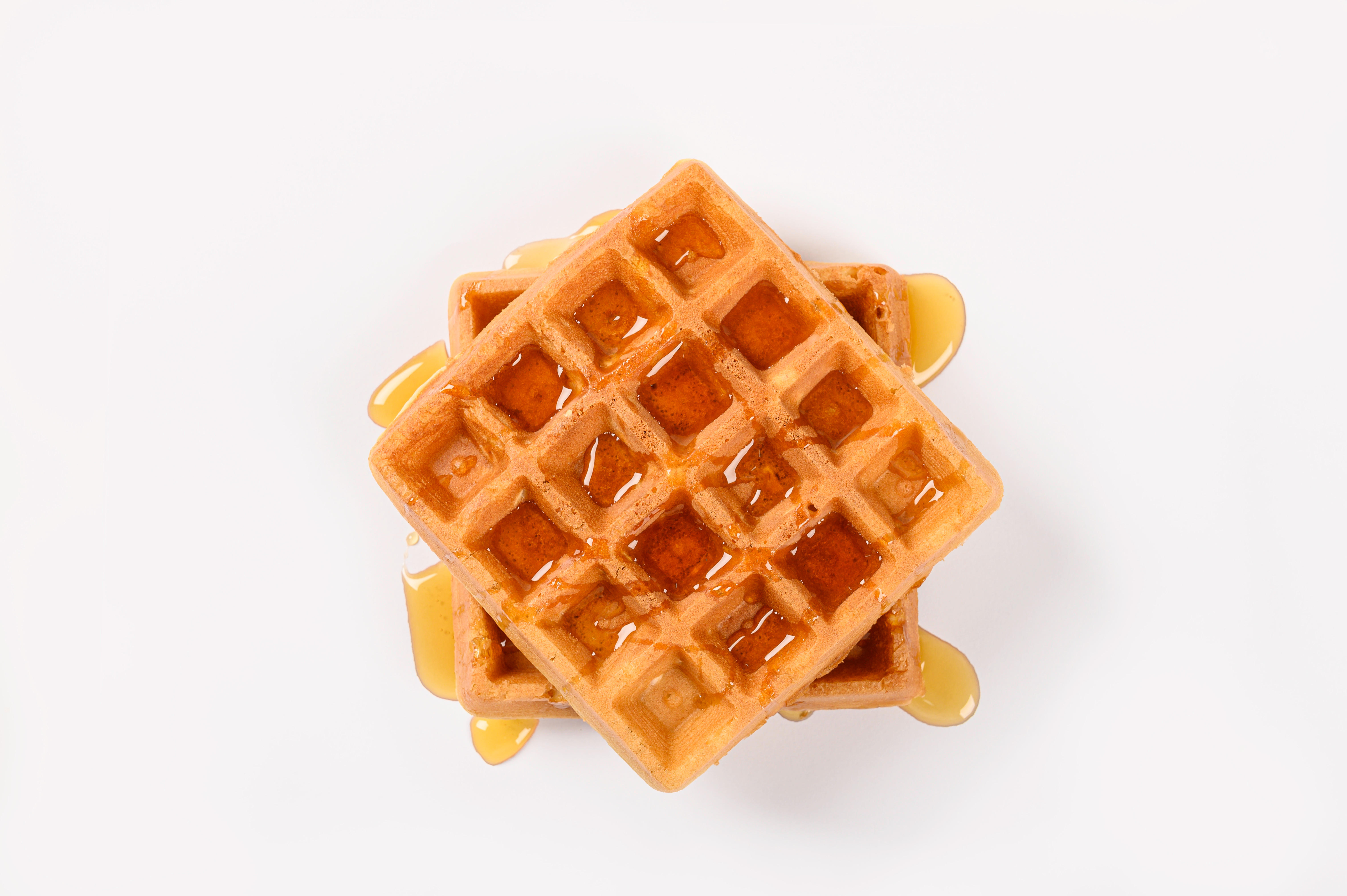 Un montón de waffles con jarabe por encima | Foto: Shutterstock