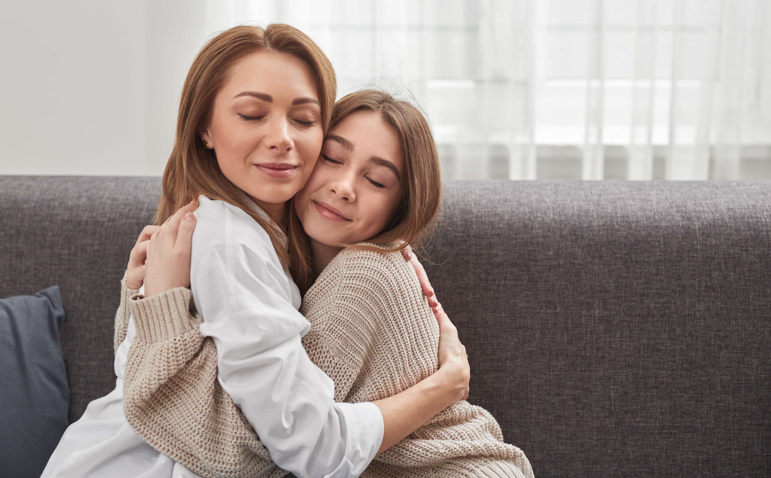 Madre abrazando a su hija adolescente | Foto: Shutterstock