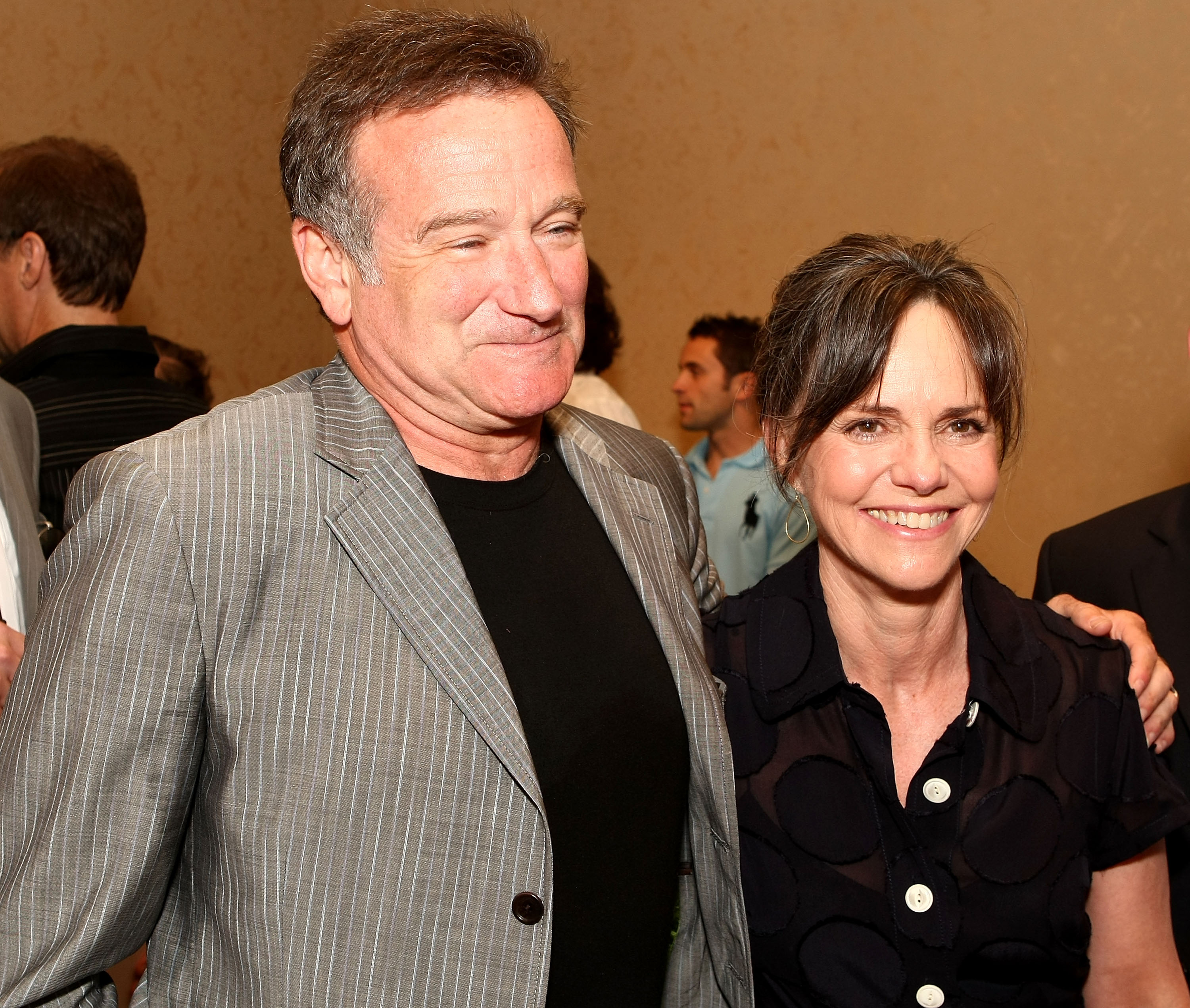 Robin Williams y Sally Field durante un acto de la campaña a favor de una nueva ley GI el 22 de junio de 2008, en Los Ángeles, California | Fuente: Getty Images