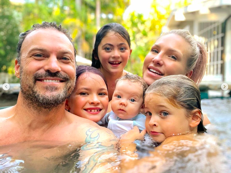 Brian Austin Green y Sharna Burgess con Noah, Bodhi, Journey y Zane Green, posando para una foto, publicada el 16 de octubre de 2022 | Fuente: Instagram/brianaustingreen