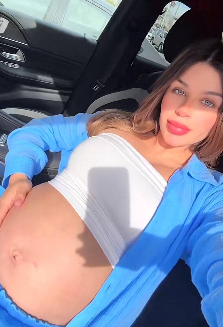 Carolina Flores mostrando su panza de embarazada | Fuente: TikTok/carolinaff444