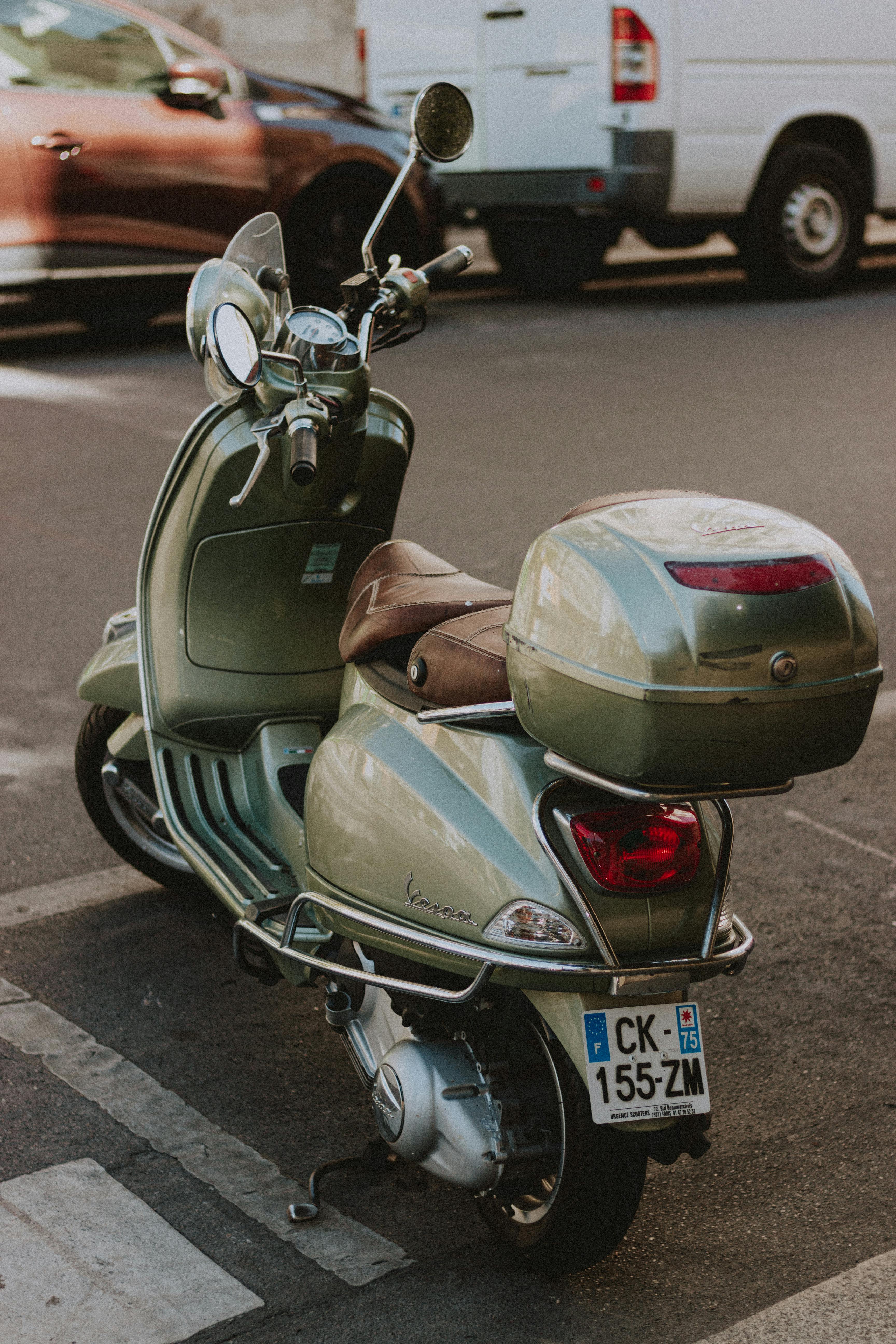 Una moto antigua en la calle | Fuente: Pexels