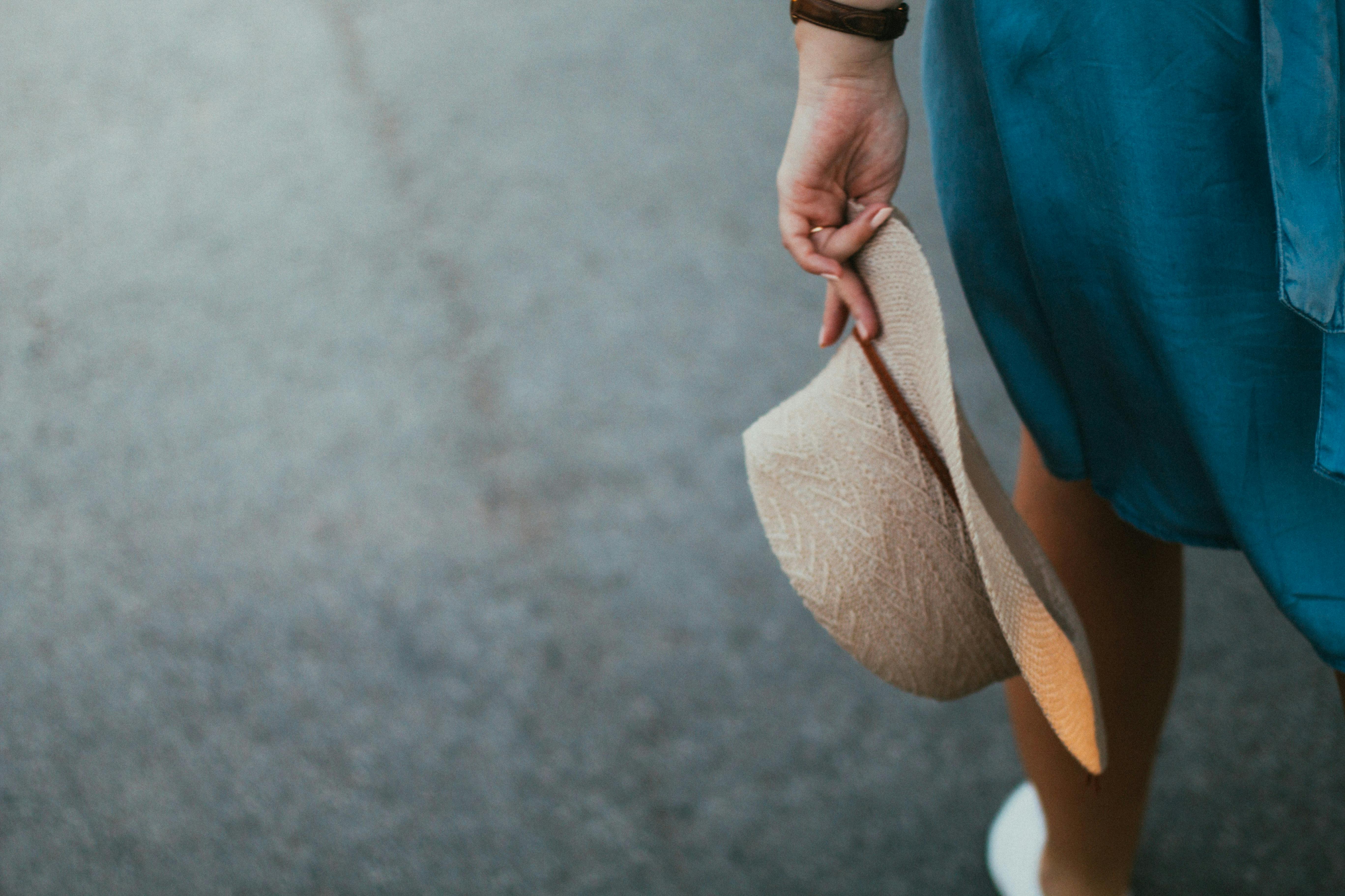 Una donna che cammina | Fonte: Pexels