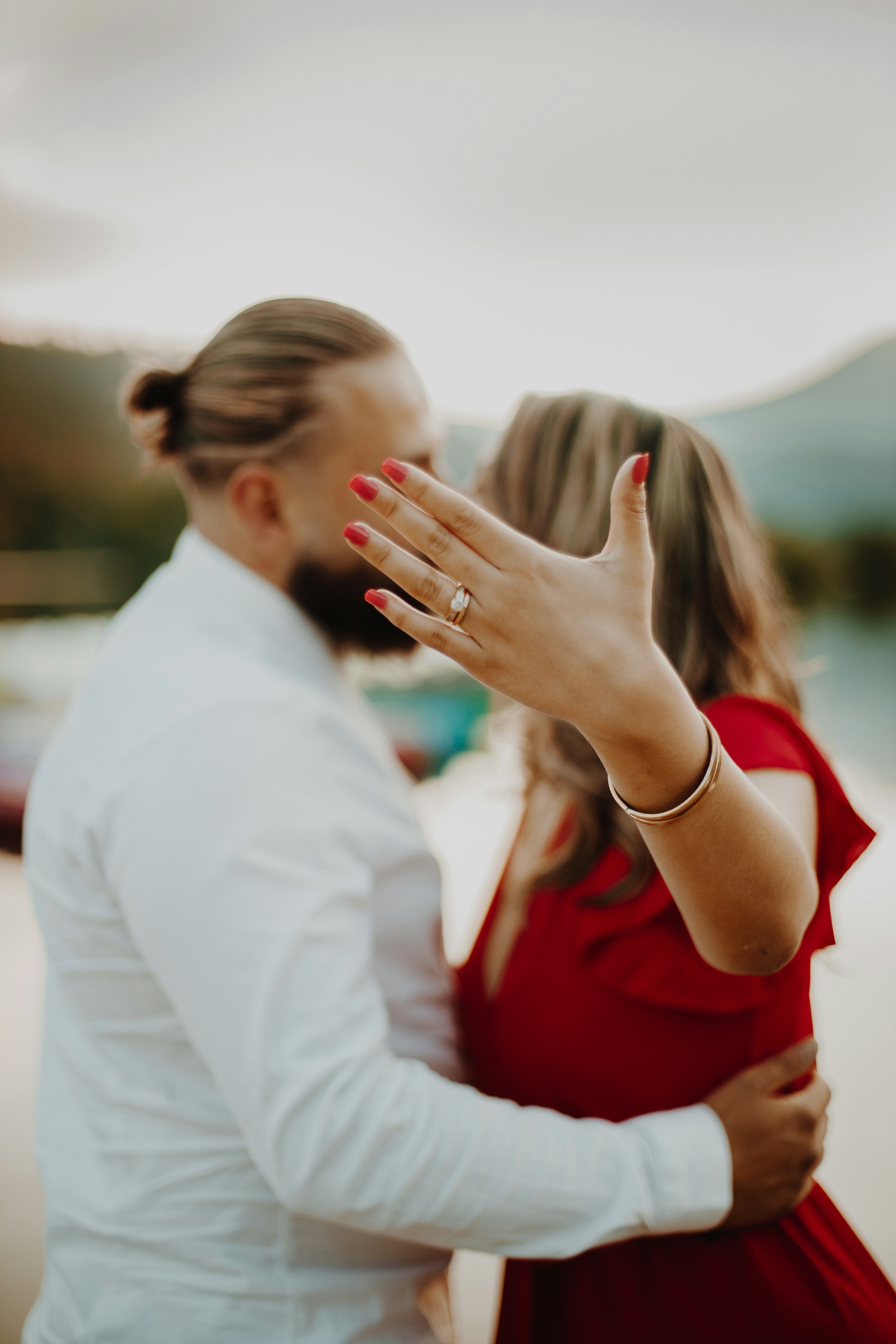 Una mujer de pie con su pareja y presumiendo de anillo de compromiso | Fuente: Unsplash