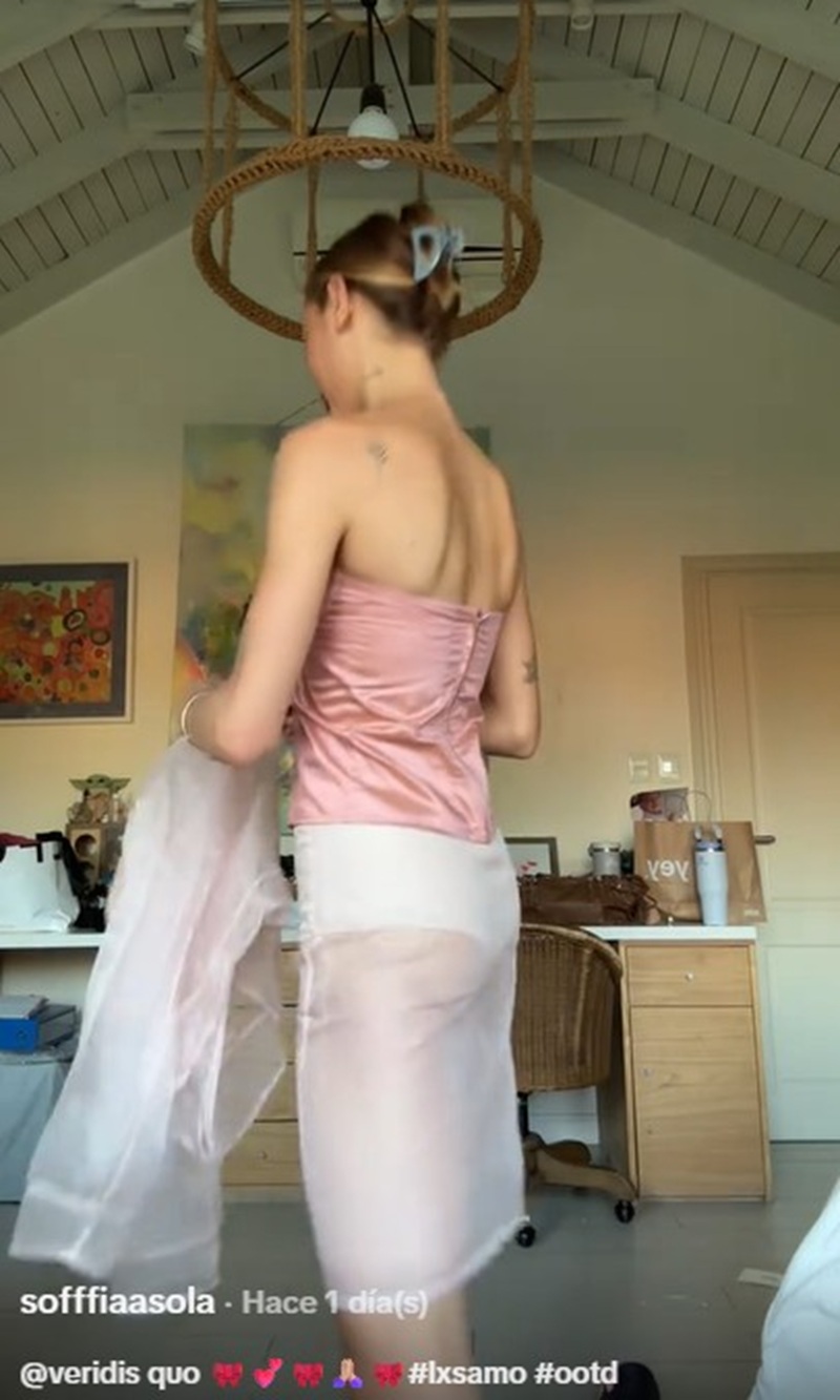 Sofía Sola mostrando su atuendo para asistir a un casamiento | Fuente: TikTok/sofffiaasola