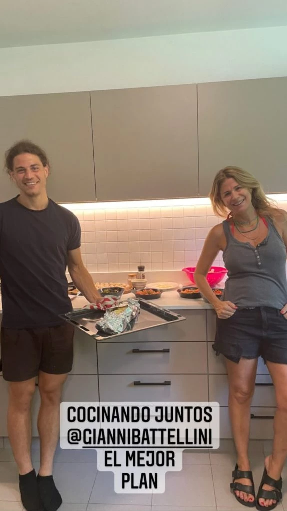 Flavia Palmiero junto a su hijo Gianmarco mientras la preparaba para "MasterChef Celebrity" | Fuente: Instagram Stories/flapalmiero