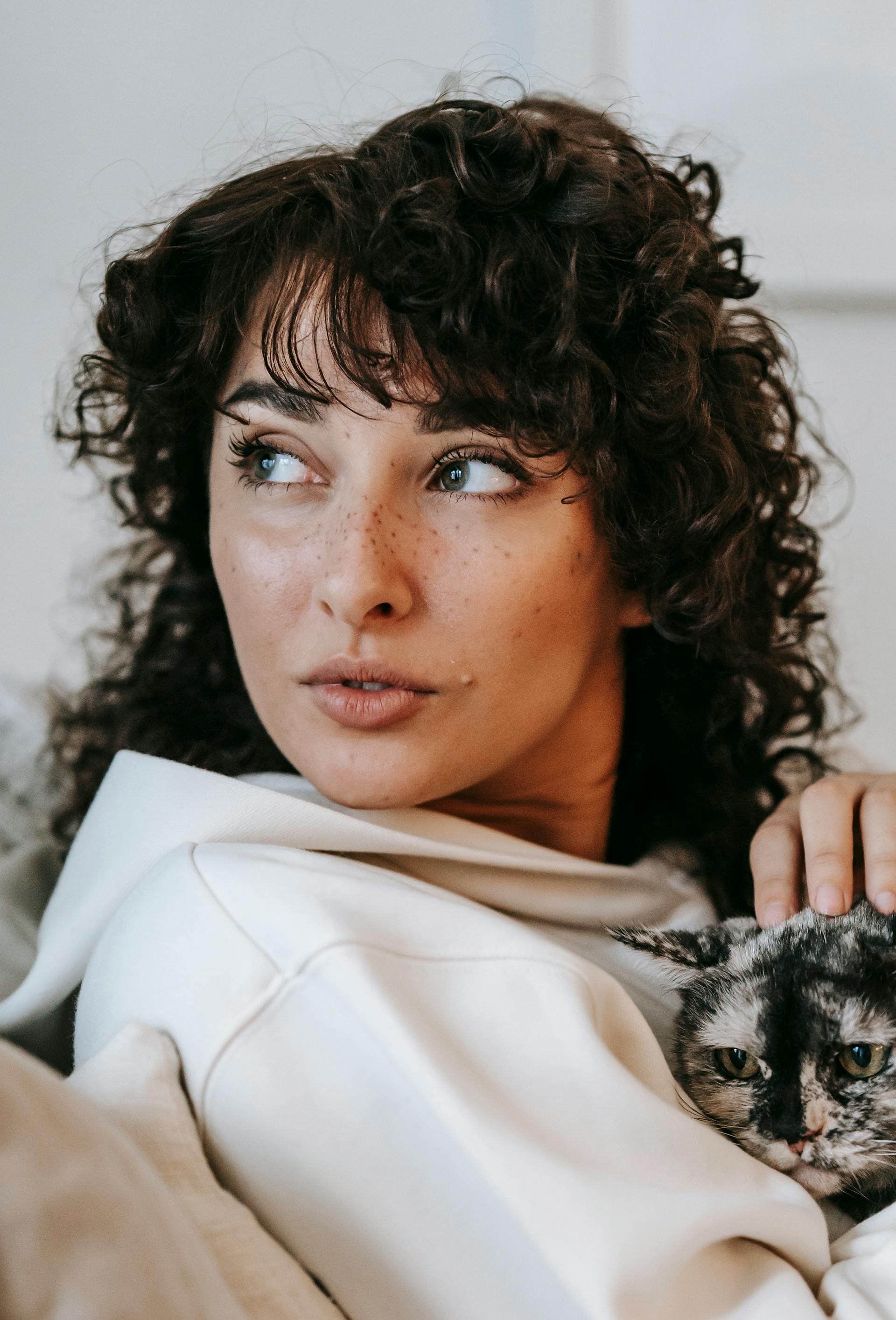 Una mujer con su gato | Fuente: Pexels