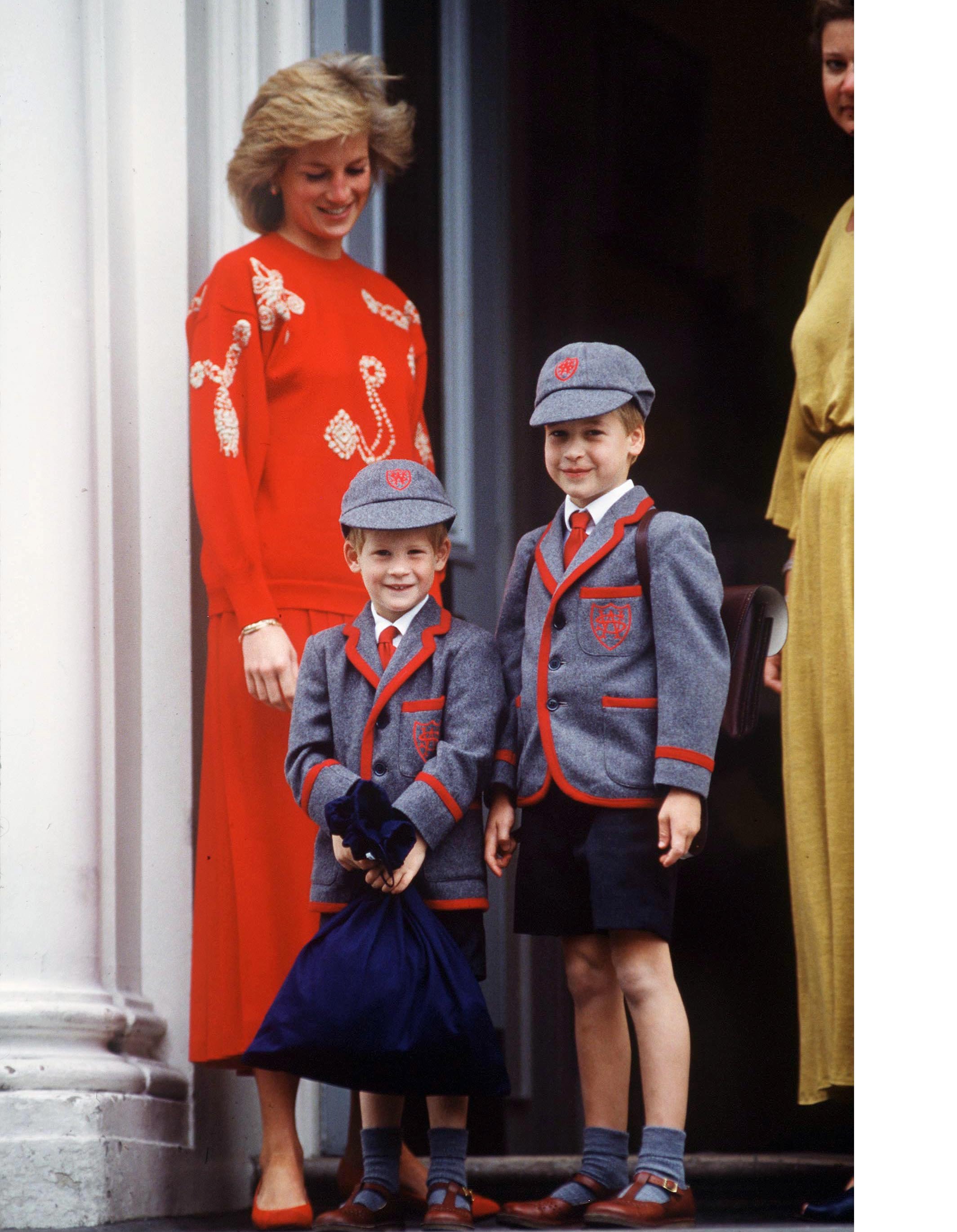 La princesa Diana con el príncipe William y el príncipe Harry en el primer día de Harry en la escuela Wetherby | Foto: Getty Images
