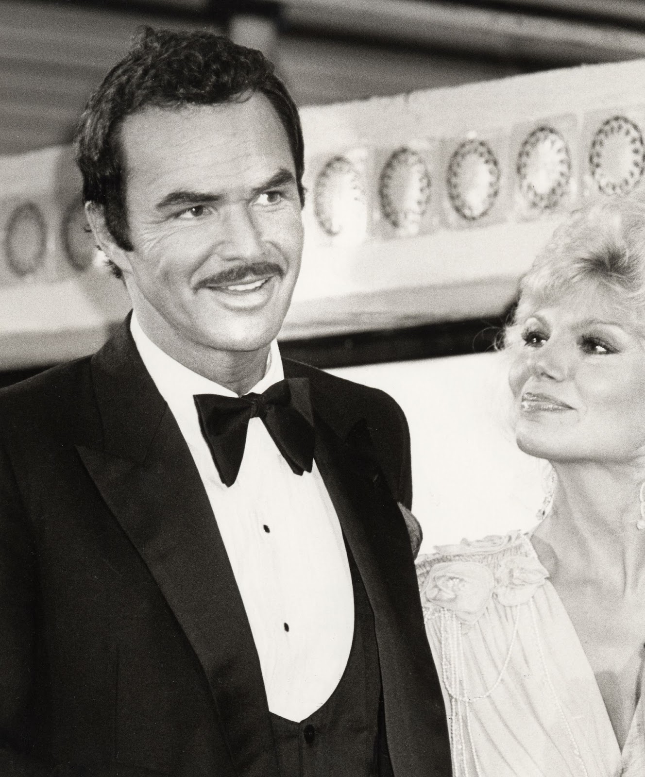 Burt Reynolds y la estrella de la televisión en el estreno de "City Heat" el 5 de diciembre de 1984, en Los Ángeles, California. | Fuente: Getty Images