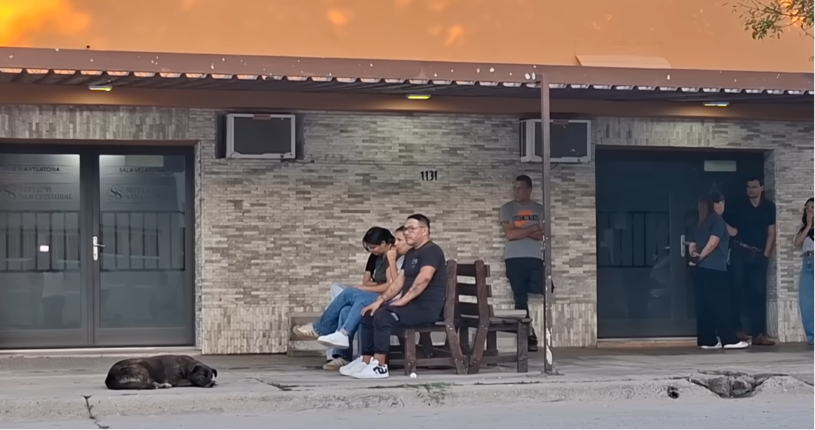 Personas reunidas frente a la funeraria para dar el último adiós a Ian Cabrera | Fuente: YouTube/Cadena 3 Argentina