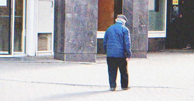 Anciano caminando por una acera frente a un edificio. | Foto: Shutterstock