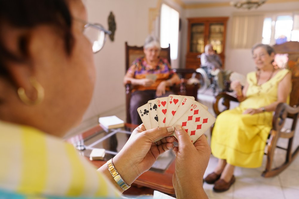 Grupo de ancianos jugando cartas en un asilo. I Foto: Shutterstock