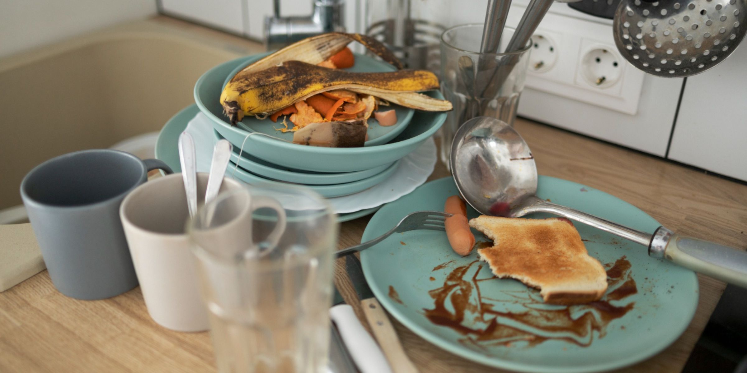 Platos sucios cerca del fregadero de la cocina | Fuente: Freepik