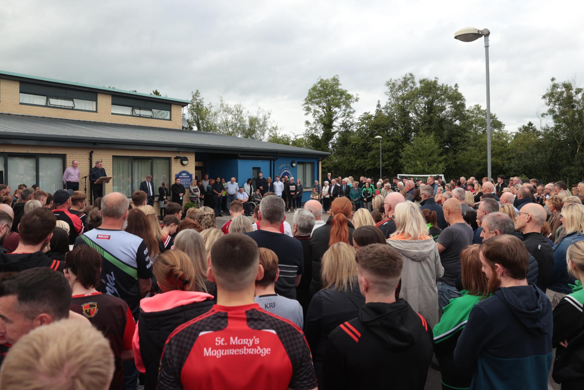 Personas reunidas en una vigilia por James Rutledge, Vanessa Whyte y Sara Rutledge, de un post fechado el 26 de julio de 2025 | Fuente: Facebook/irishmirror