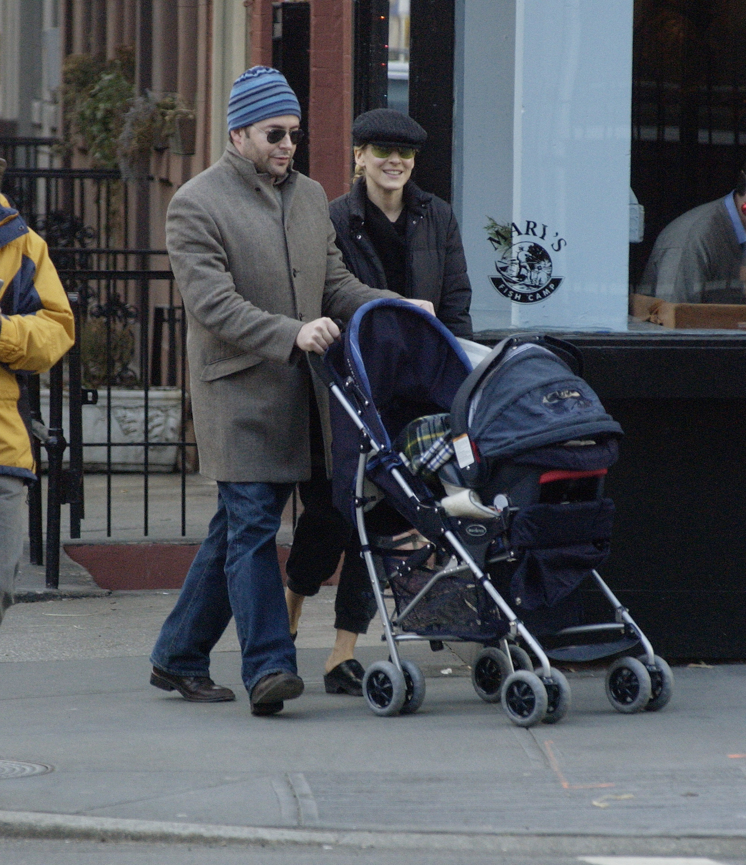Solo dos meses después de convertirse en padres, la pareja fue fotografiada dando un paseo con su hijo recién nacido en el cochecito por la avenida Madison de Manhattan. | Fuente: Getty Images.