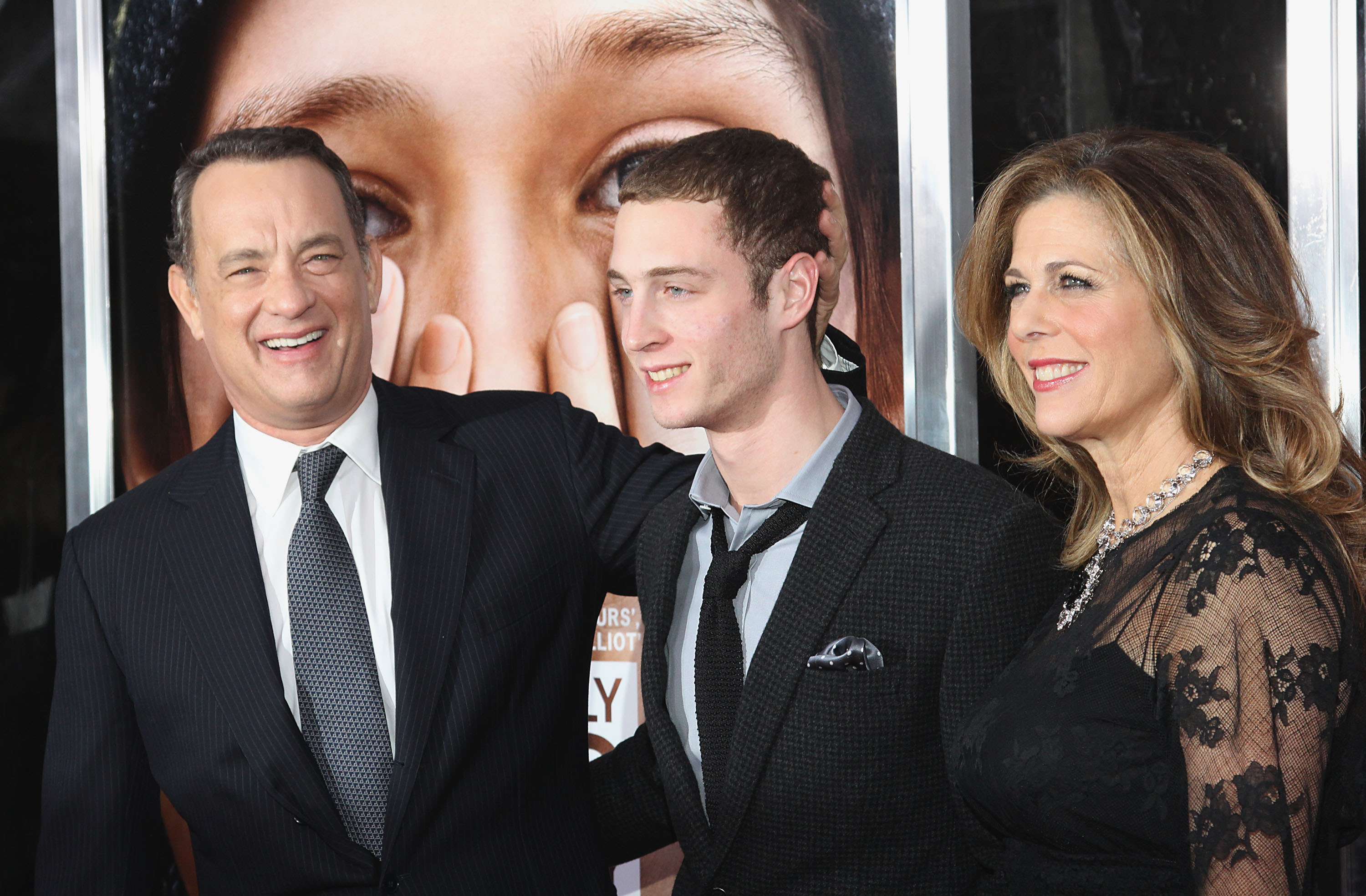 Tom Hanks, Chet Hanks y Rita Wilson en el estreno de "Extremely Loud &amp; Incredibly Close" el 15 de diciembre de 2011, en Nueva York. | Fuente: Getty Images